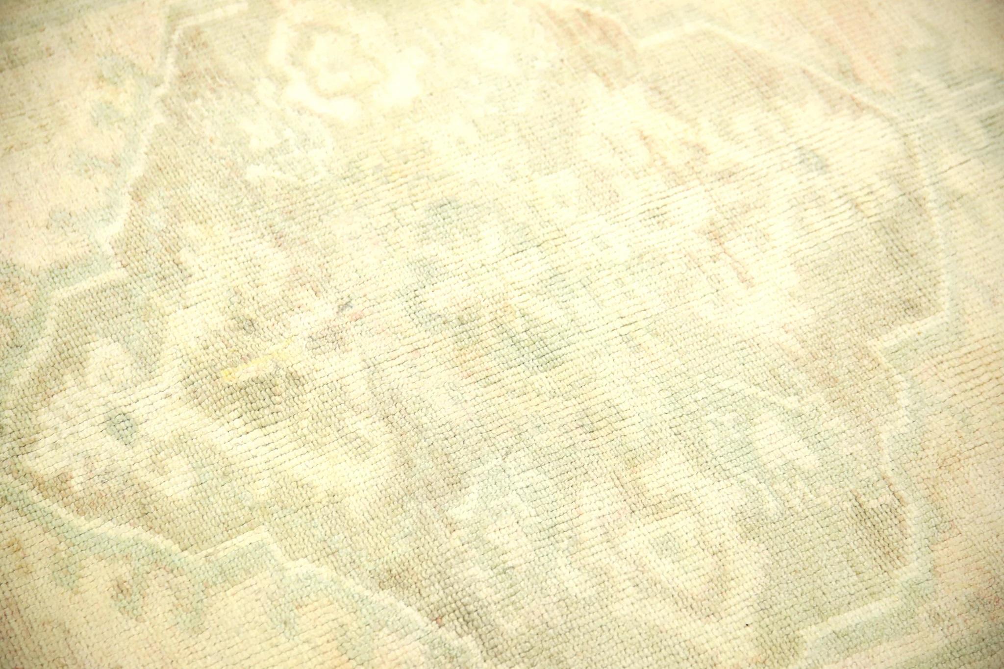 Wir präsentieren einen einzigartigen türkischen Teppich aus handgeknüpfter Wolle, der von geschickten Kunsthandwerkern mit Hilfe traditioneller, über Generationen weitergegebener Techniken sorgfältig hergestellt wird. Dieser exquisite Teppich rühmt