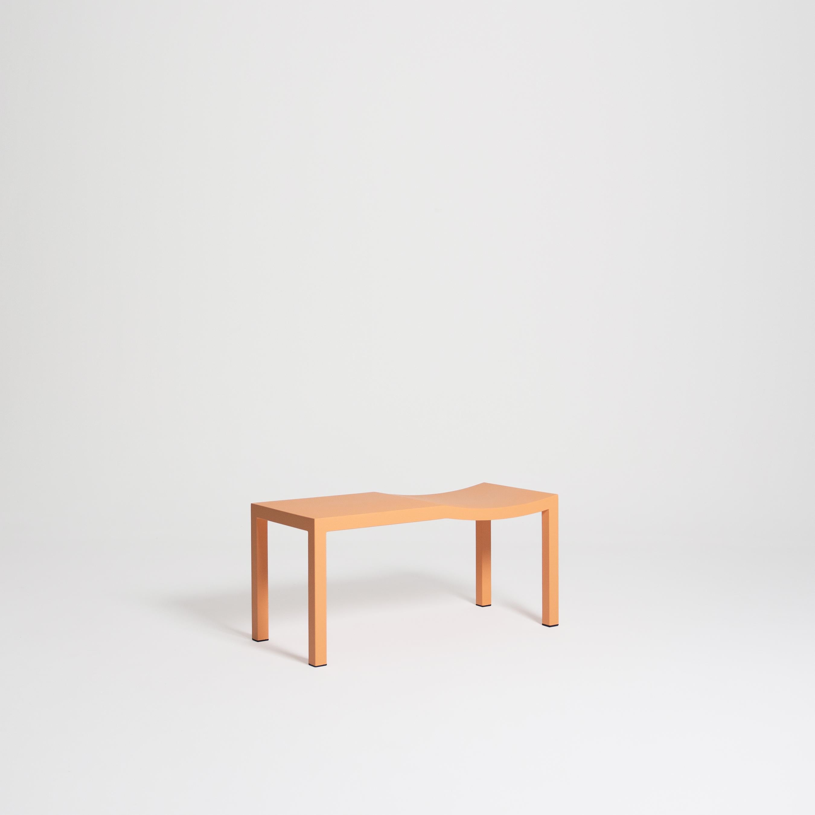 Le banc Bis est tiré  d'un seul geste de traçage. Il est composé d'un siège et d'une surface d'appui, qui se différencient par la courbe et la ligne droite, rendant ainsi la fonctionnalité de la pièce responsable de son esthétique. Le siège