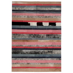 Tapis Nueva Raya en cuir de vache personnalisable à rayures pêche, noires et blanches, grand format