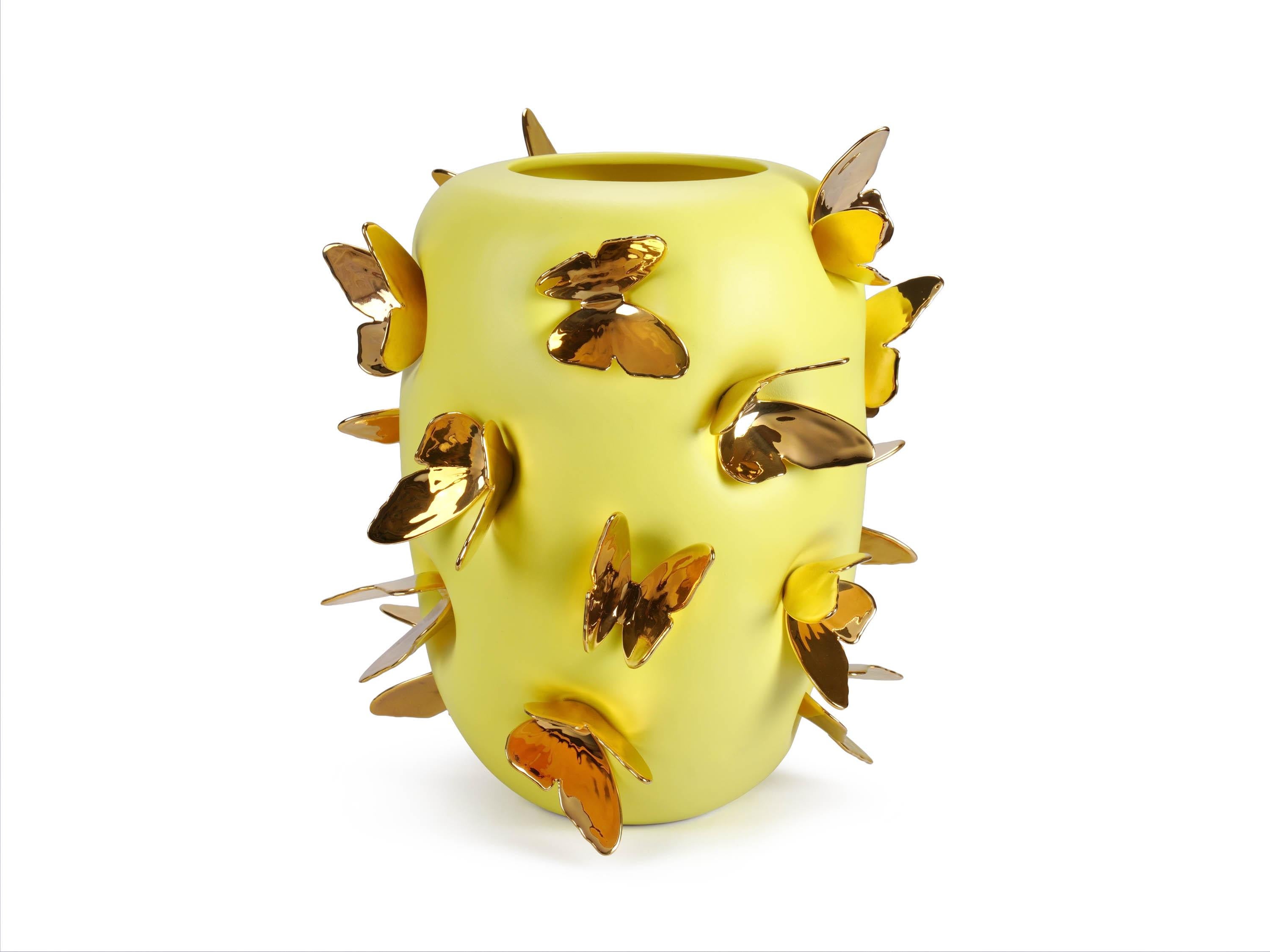 Vase en céramique de couleur pêche sculptures de papillons en or 24kt faites à la main en Italie en vente 2