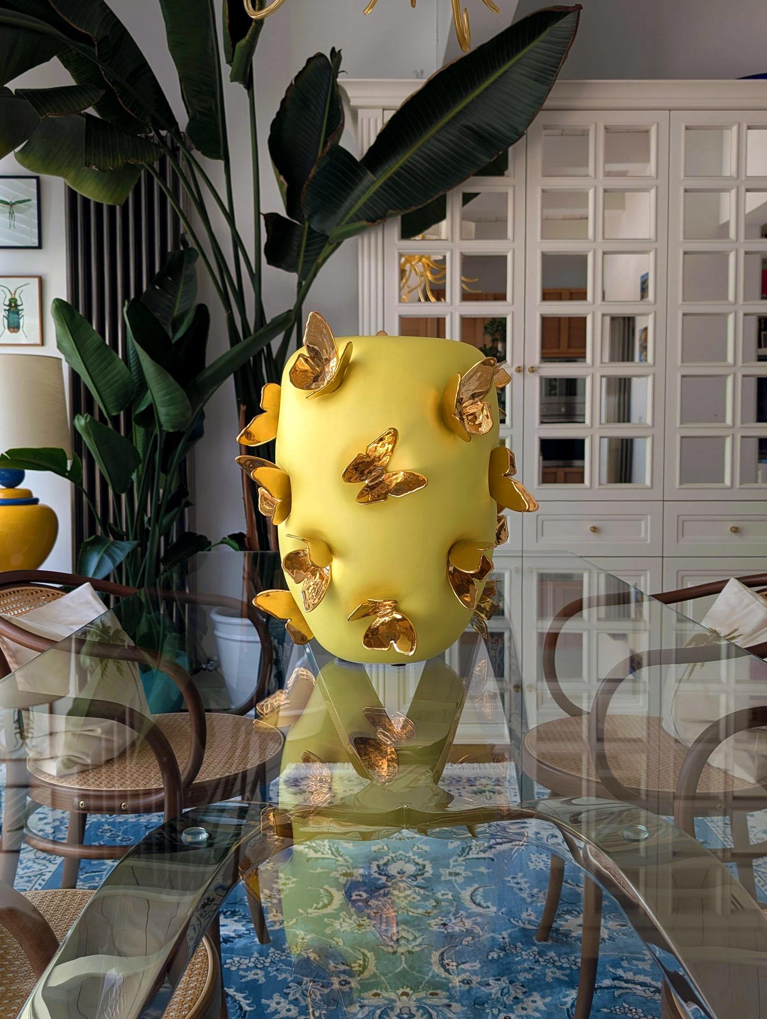 Vase en céramique de couleur pêche sculptures de papillons en or 24kt faites à la main en Italie en vente 3