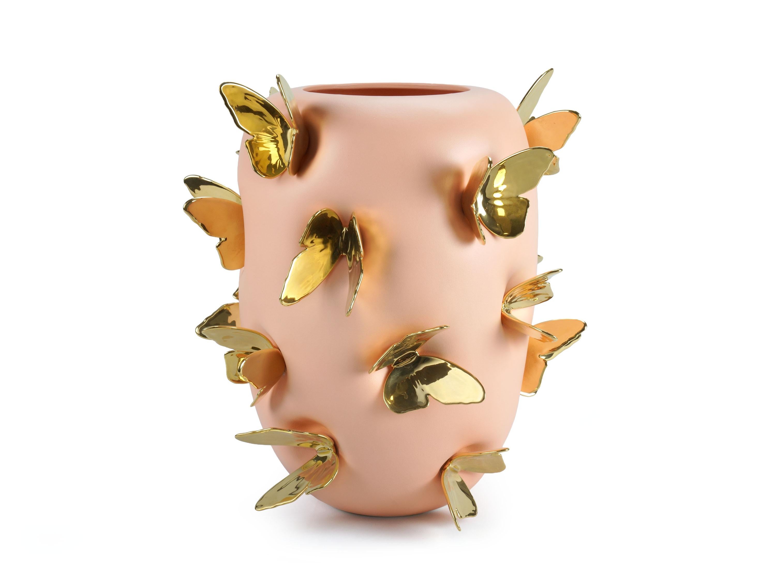 Moderne Vase en céramique de couleur pêche sculptures de papillons en or 24kt faites à la main en Italie en vente