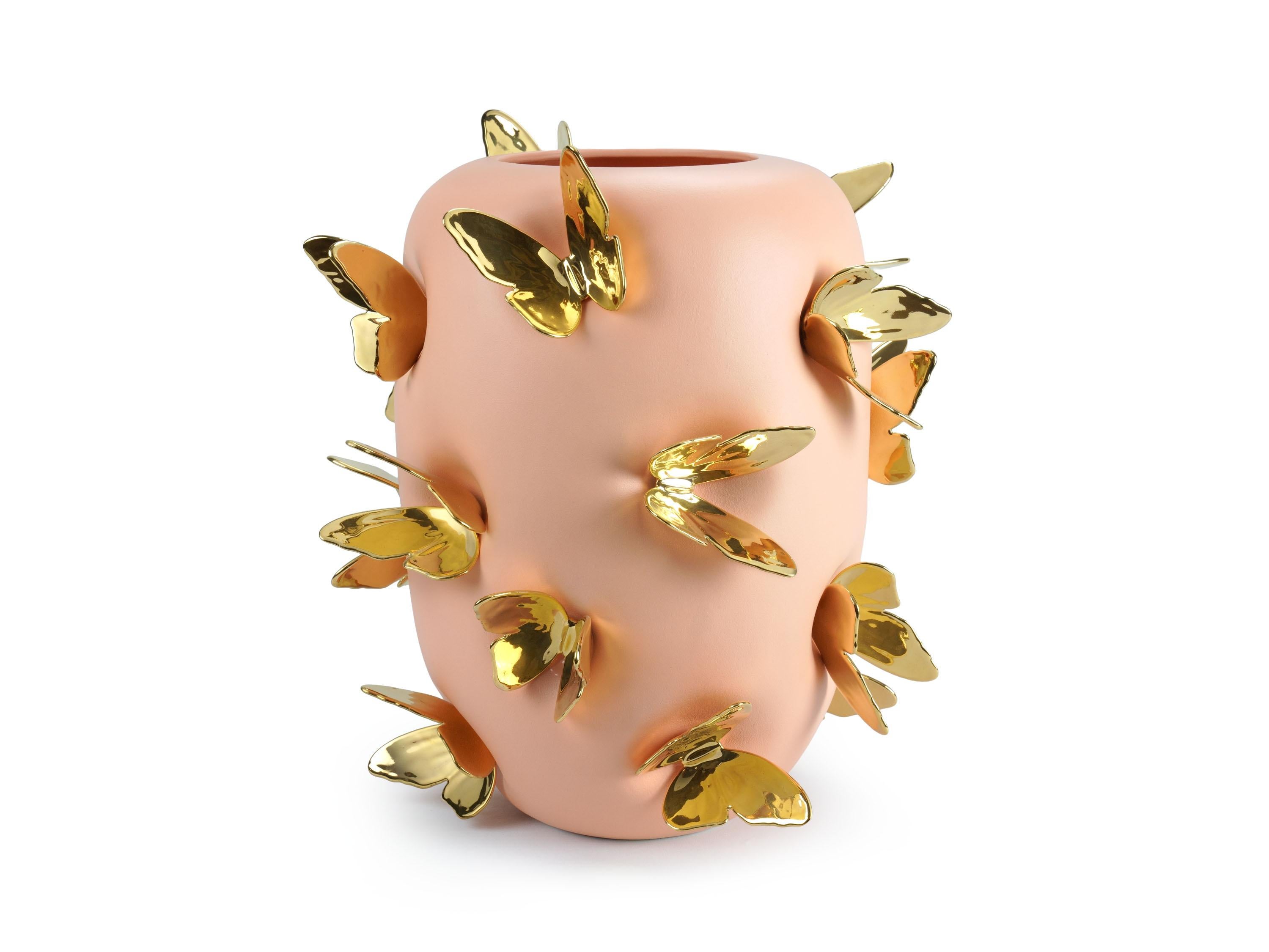 italien Vase en céramique de couleur pêche sculptures de papillons en or 24kt faites à la main en Italie en vente