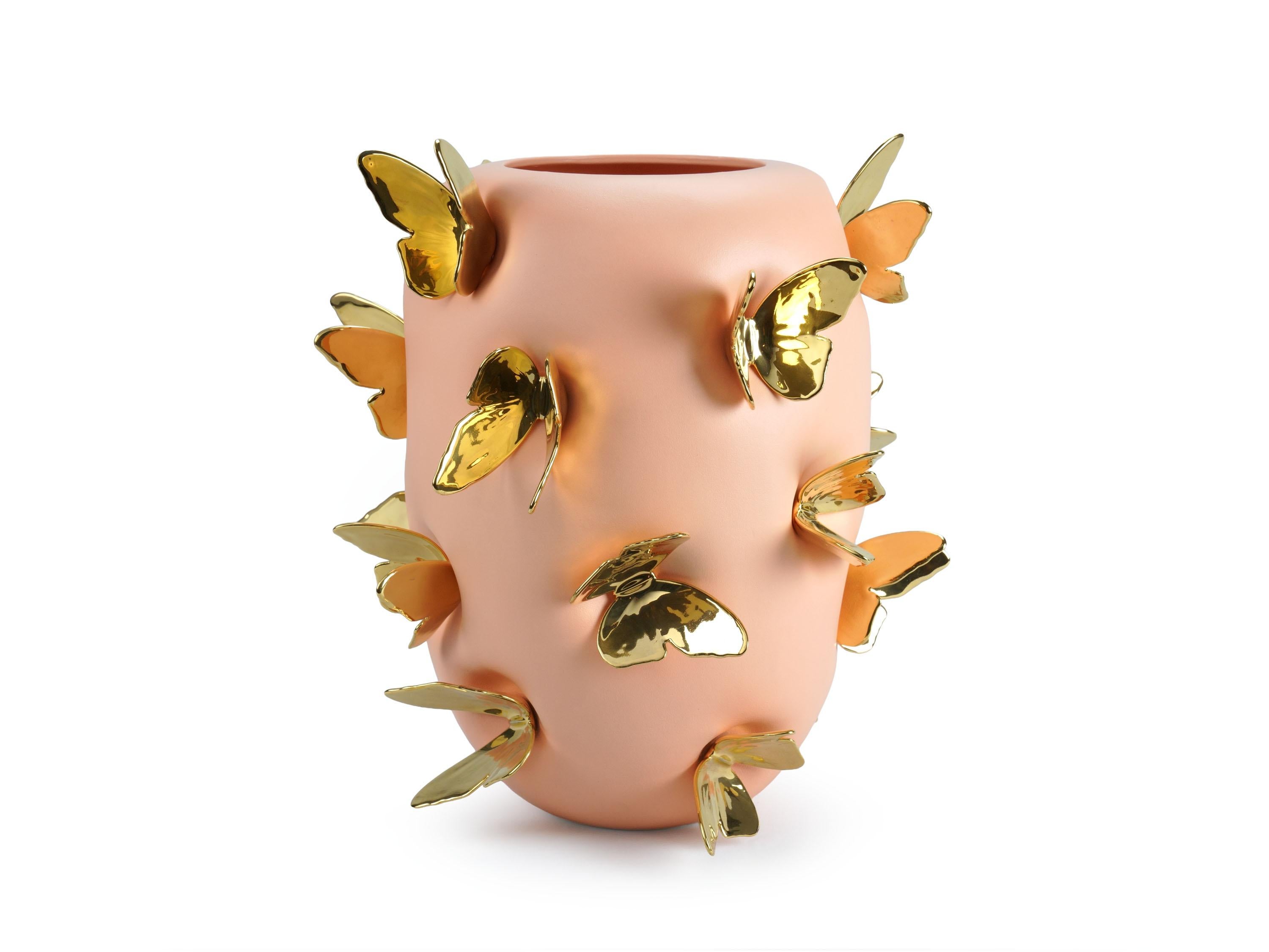 Sculpté à la main Vase en céramique de couleur pêche sculptures de papillons en or 24kt faites à la main en Italie en vente