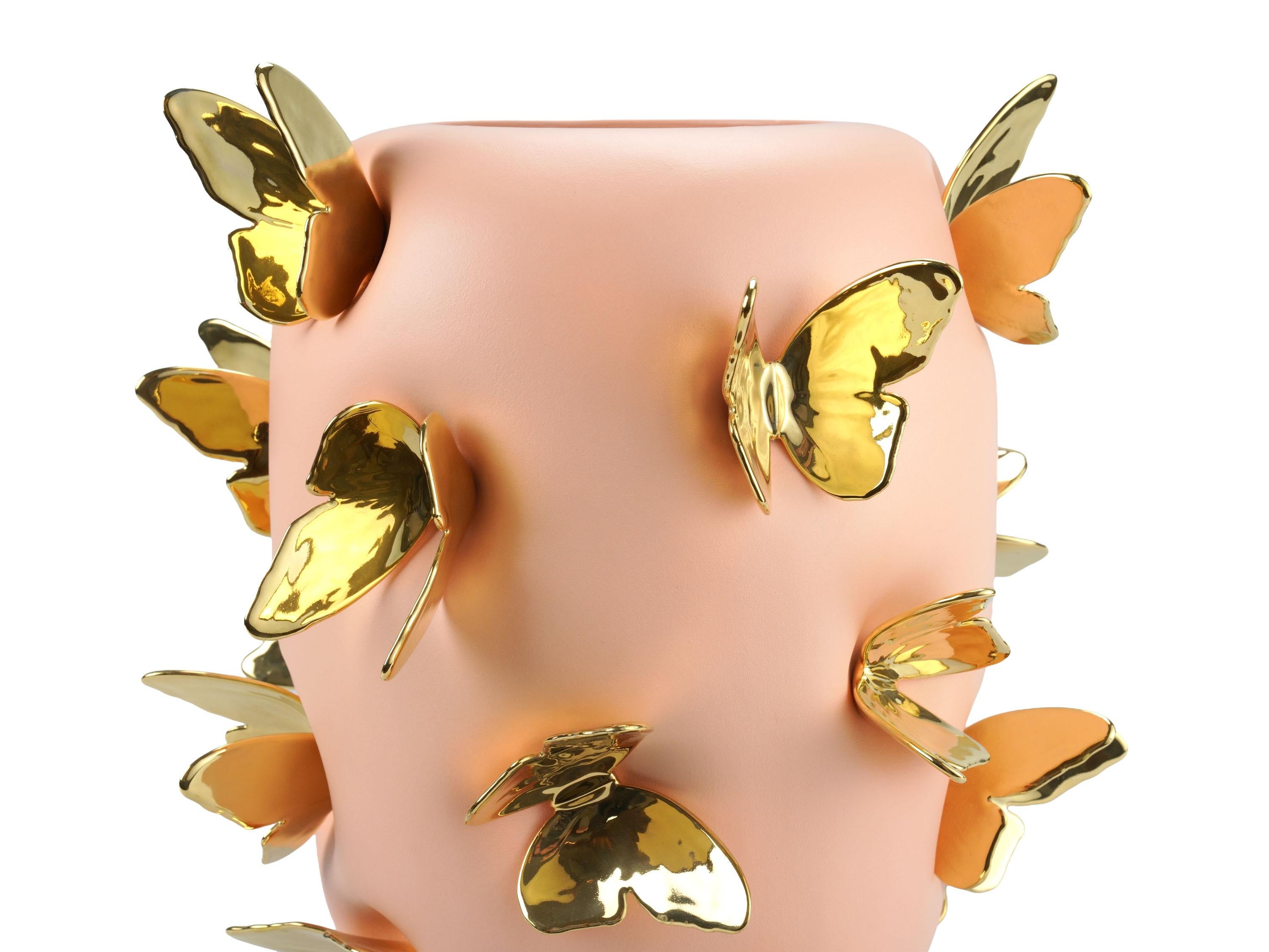 Vase en céramique de couleur pêche sculptures de papillons en or 24kt faites à la main en Italie Neuf - En vente à Recanati, IT