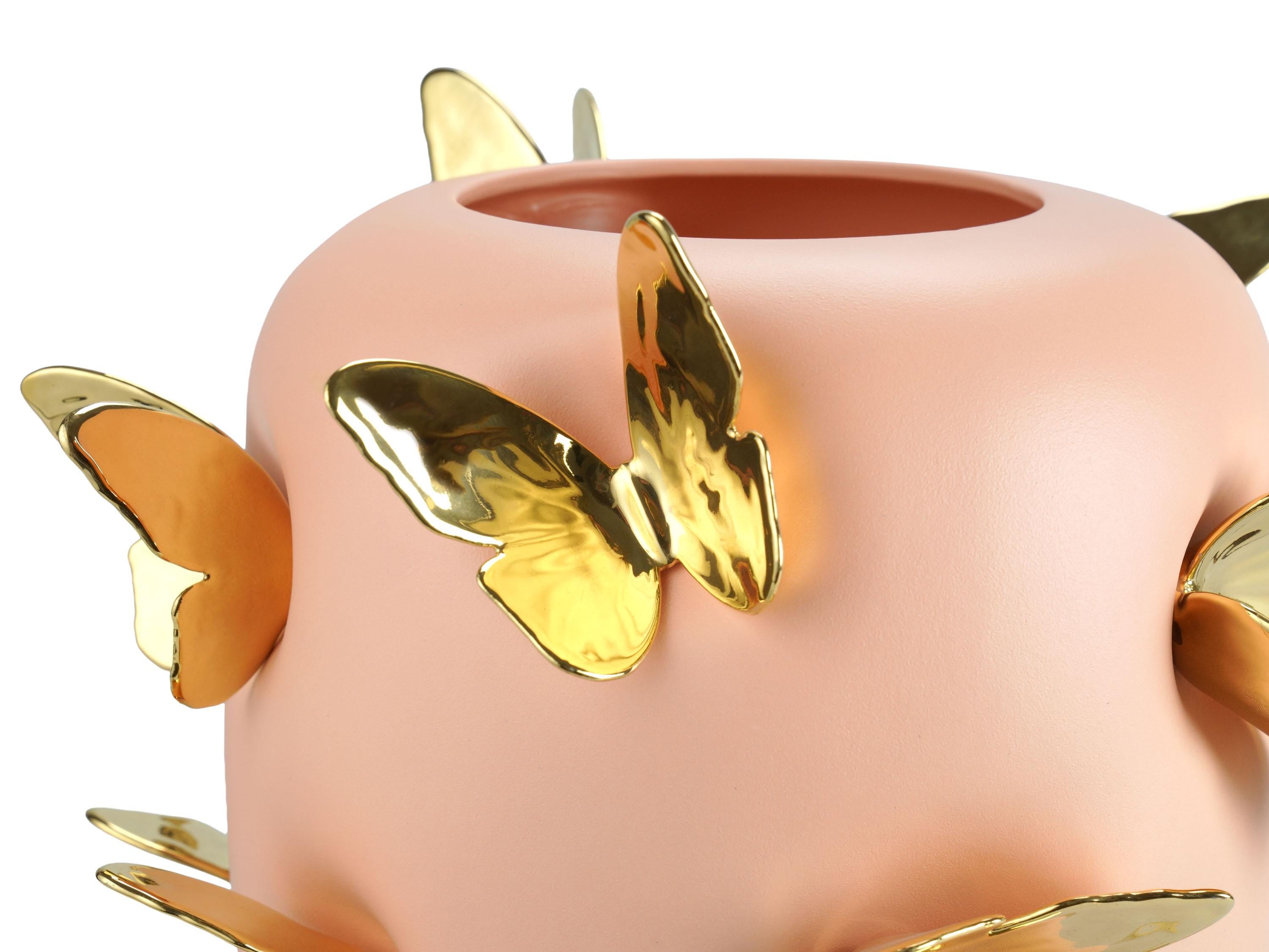 XXIe siècle et contemporain Vase en céramique de couleur pêche sculptures de papillons en or 24kt faites à la main en Italie en vente