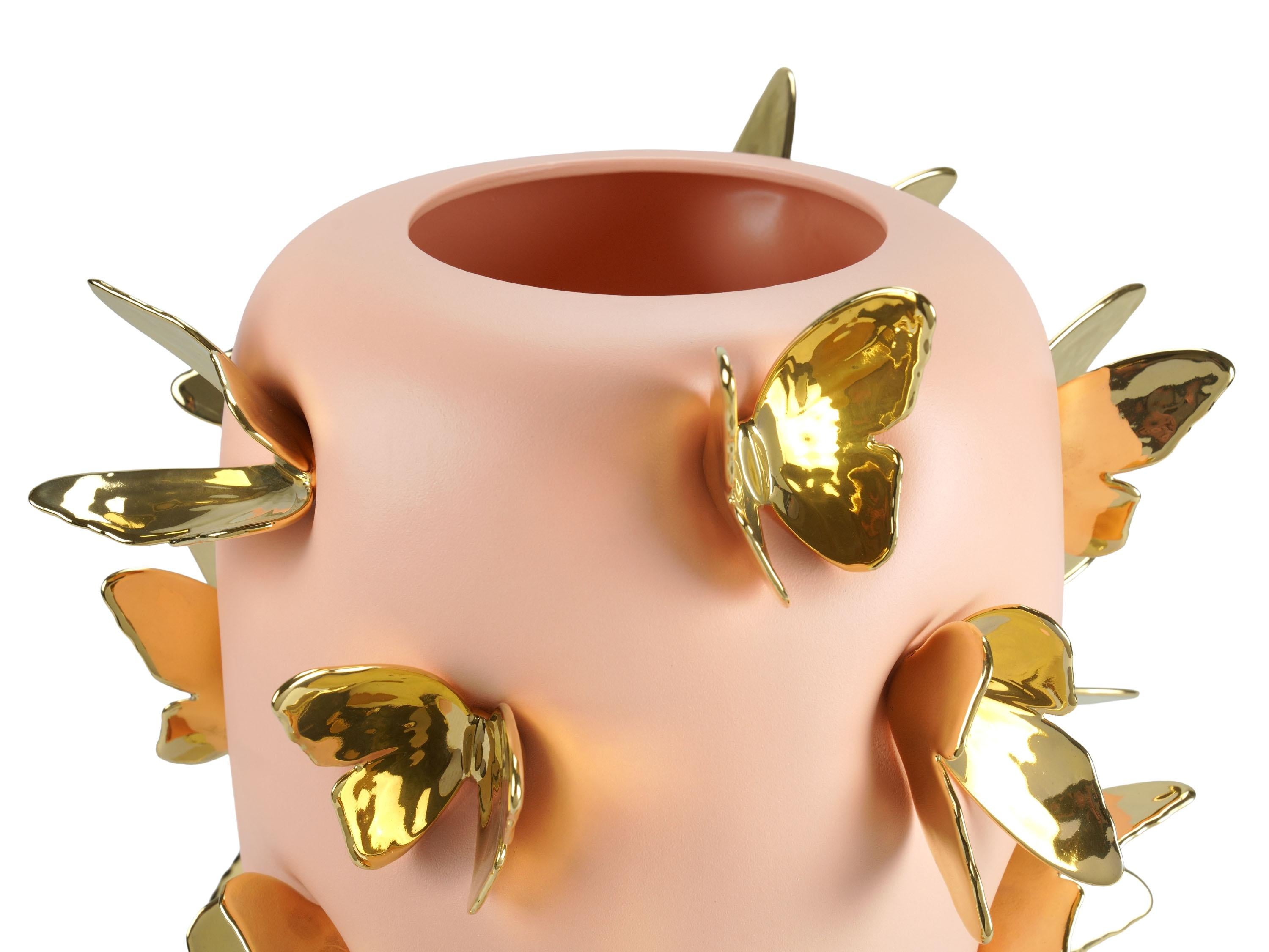Or Vase en céramique de couleur pêche sculptures de papillons en or 24kt faites à la main en Italie en vente