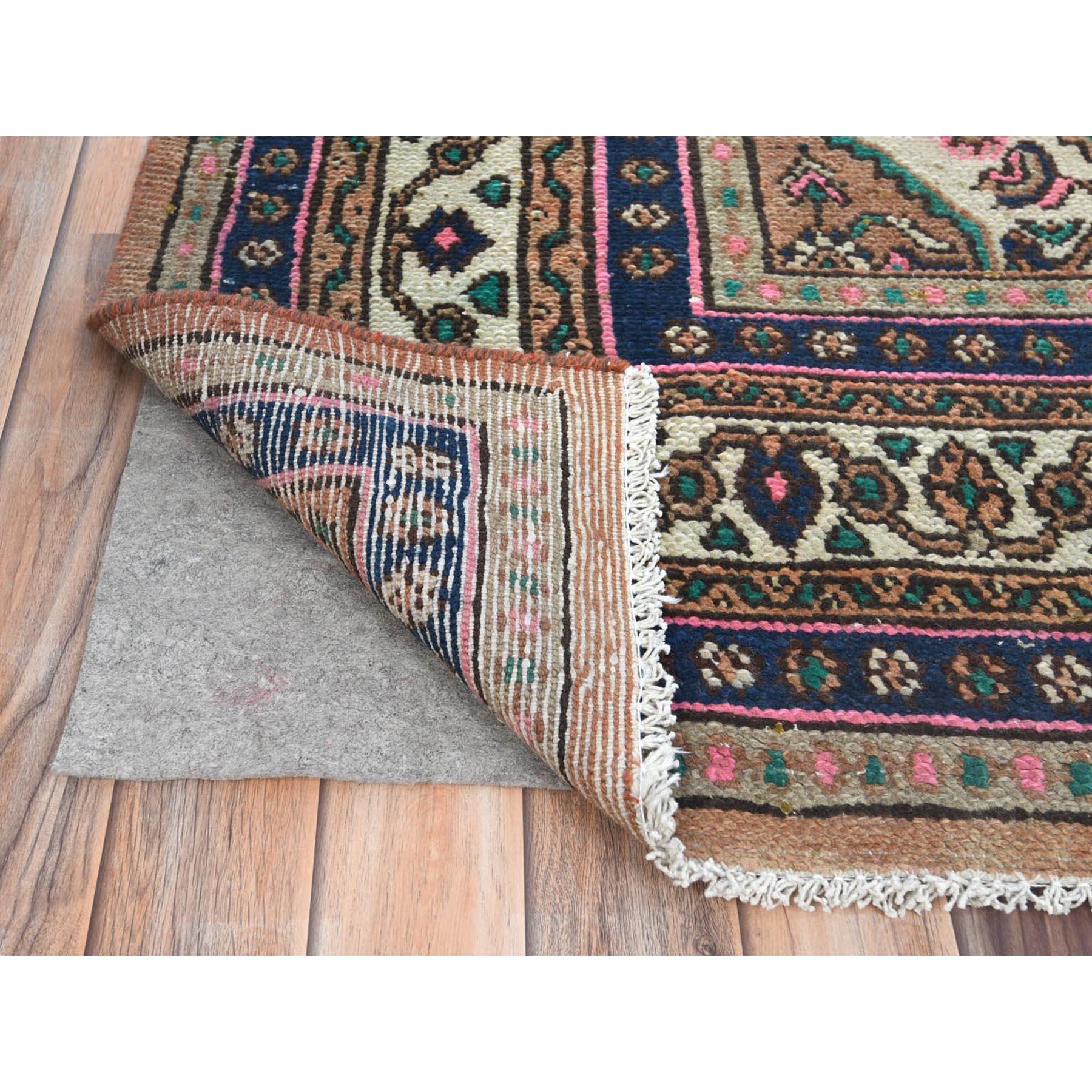 Farbe Pfirsich, handgeknüpfter Vintage persischer Hamadan, getragener Wollteppich im Used-Look (Handgeknüpft) im Angebot