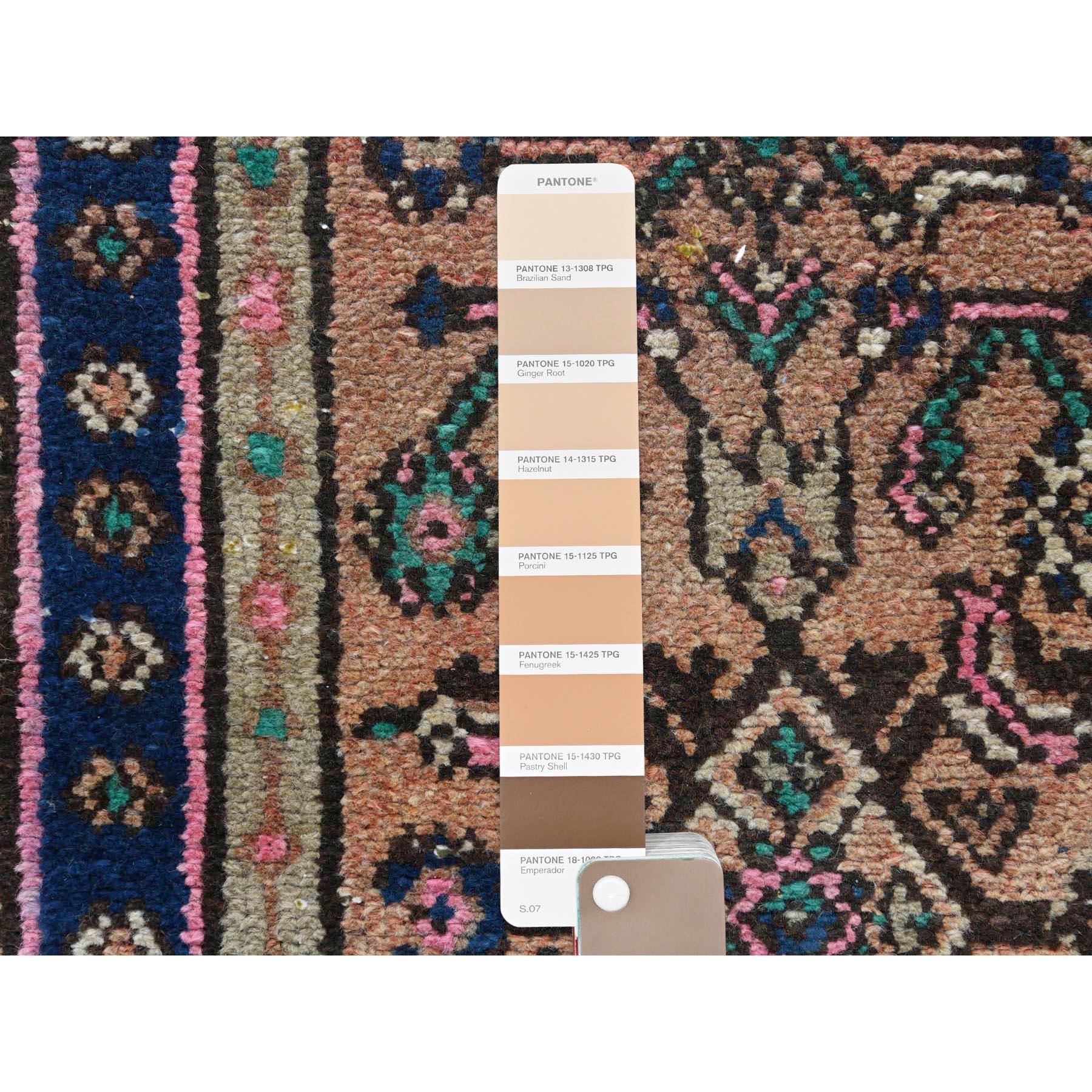 Farbe Pfirsich, handgeknüpfter Vintage persischer Hamadan, getragener Wollteppich im Used-Look (Wolle) im Angebot
