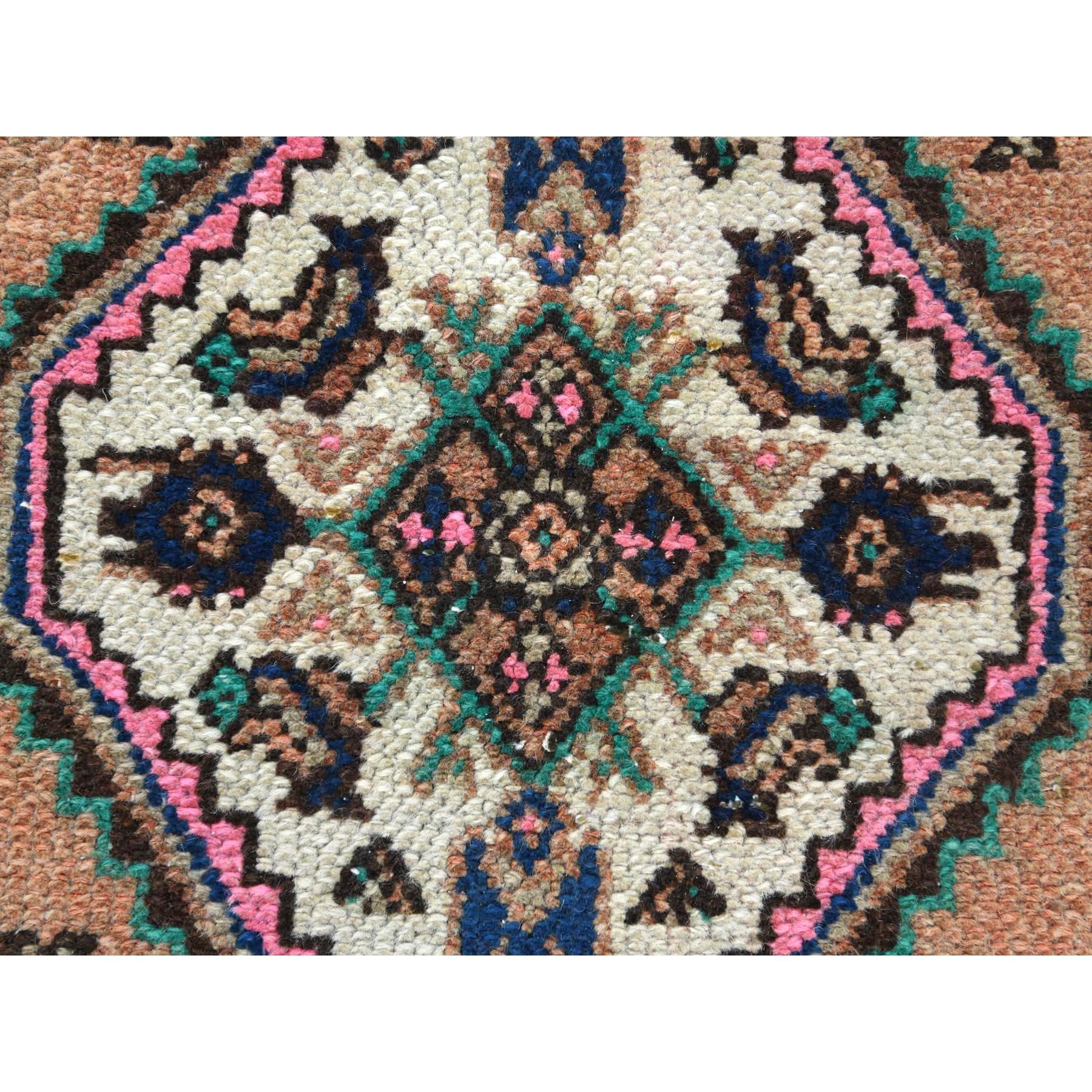 Farbe Pfirsich, handgeknüpfter Vintage persischer Hamadan, getragener Wollteppich im Used-Look im Angebot 1