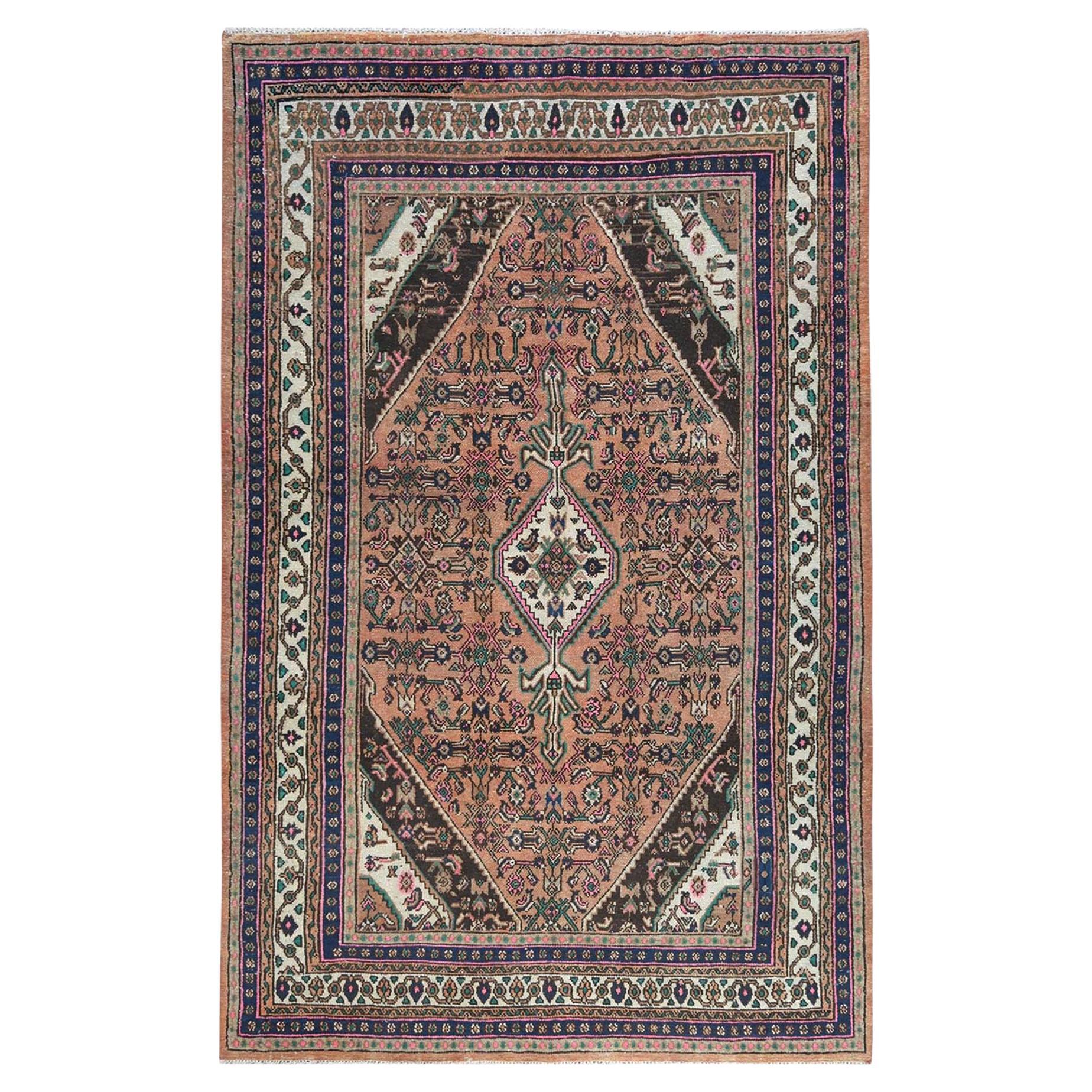 Farbe Pfirsich, handgeknüpfter Vintage persischer Hamadan, getragener Wollteppich im Used-Look im Angebot