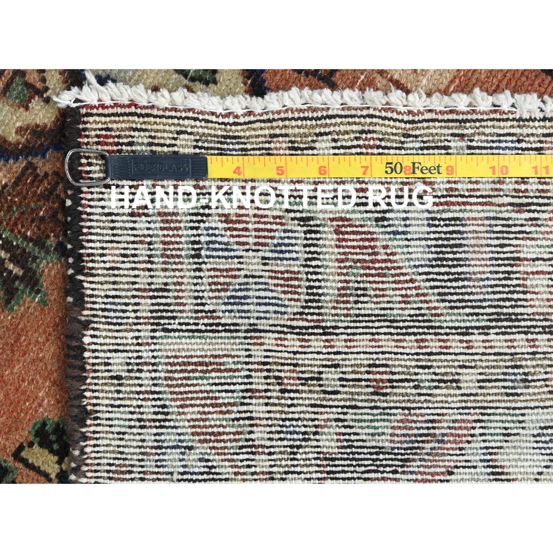 Rosa Pfirsichfarbener, handgeknüpfter persischer Lilahan-Teppich aus Wolle im Used-Look im Zustand „Gut“ im Angebot in Carlstadt, NJ