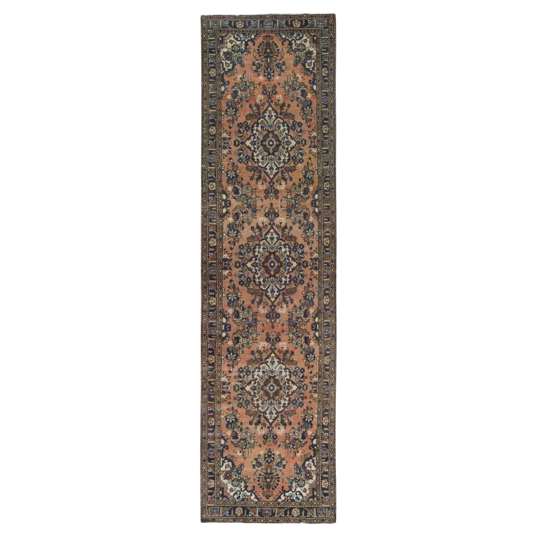 Rosa Pfirsichfarbener, handgeknüpfter persischer Lilahan-Teppich aus Wolle im Used-Look im Angebot