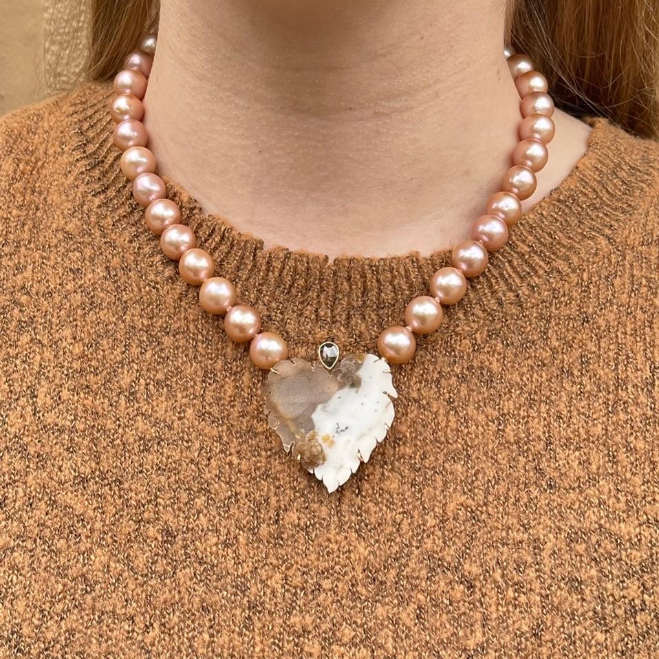 Collier de perles d'eau douce pêche avec fermoir en forme de cœur en Druzy marron et blanc Neuf - En vente à Greenville, SC