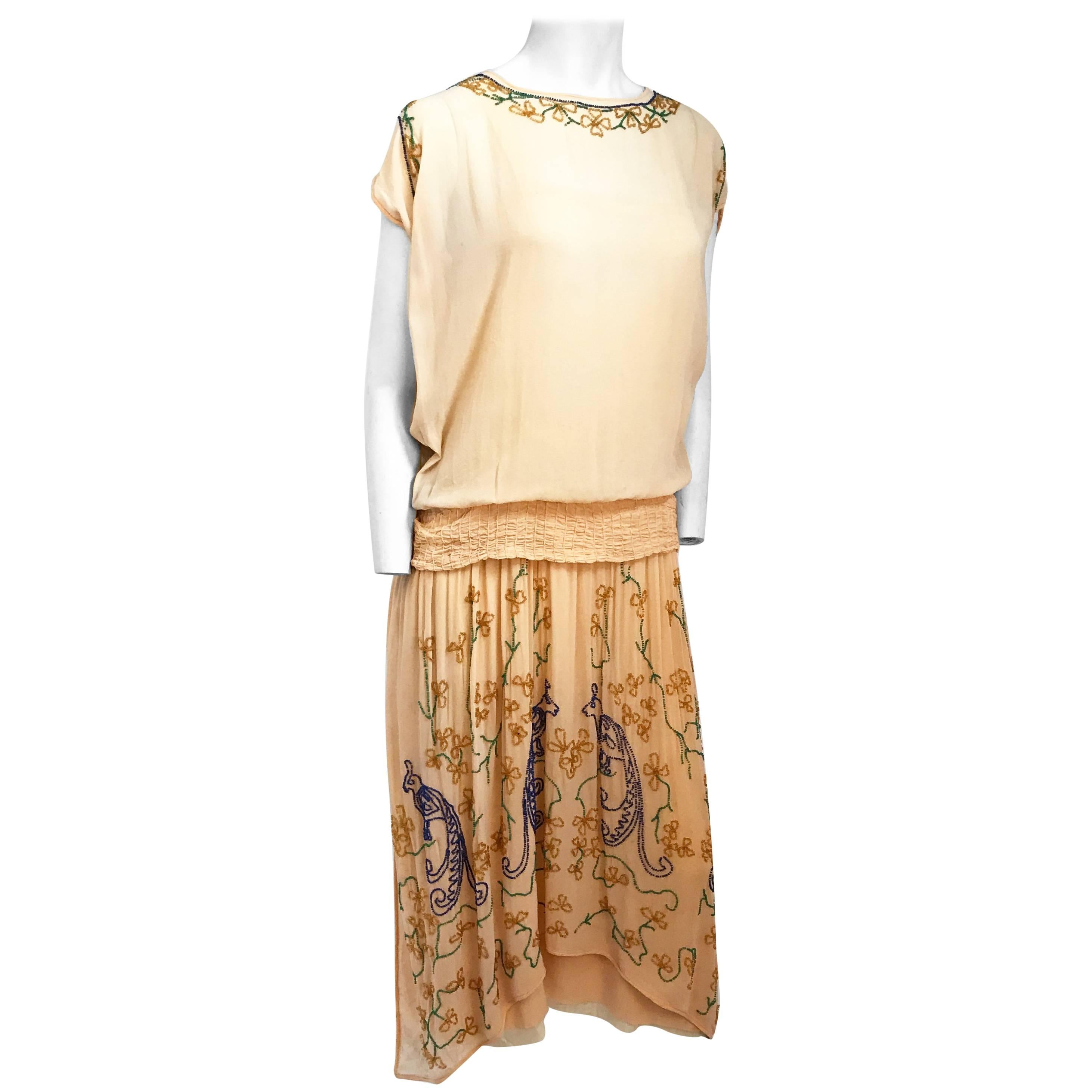 Vestido con cintura caída y cuentas de cristal color melocotón, años 20