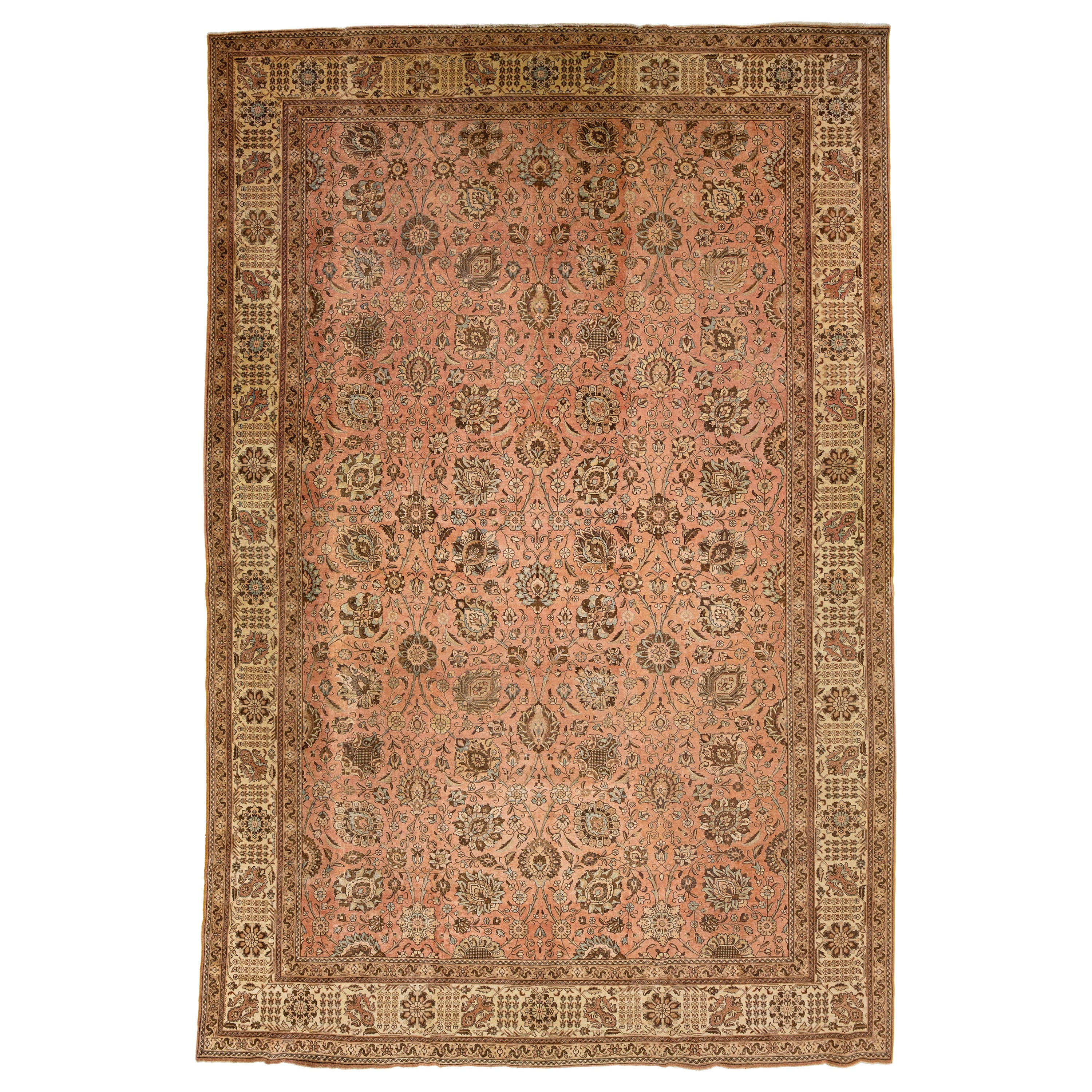 Tapis persan ancien en laine de Tabriz de couleur pêche, fait à la main avec motif floral