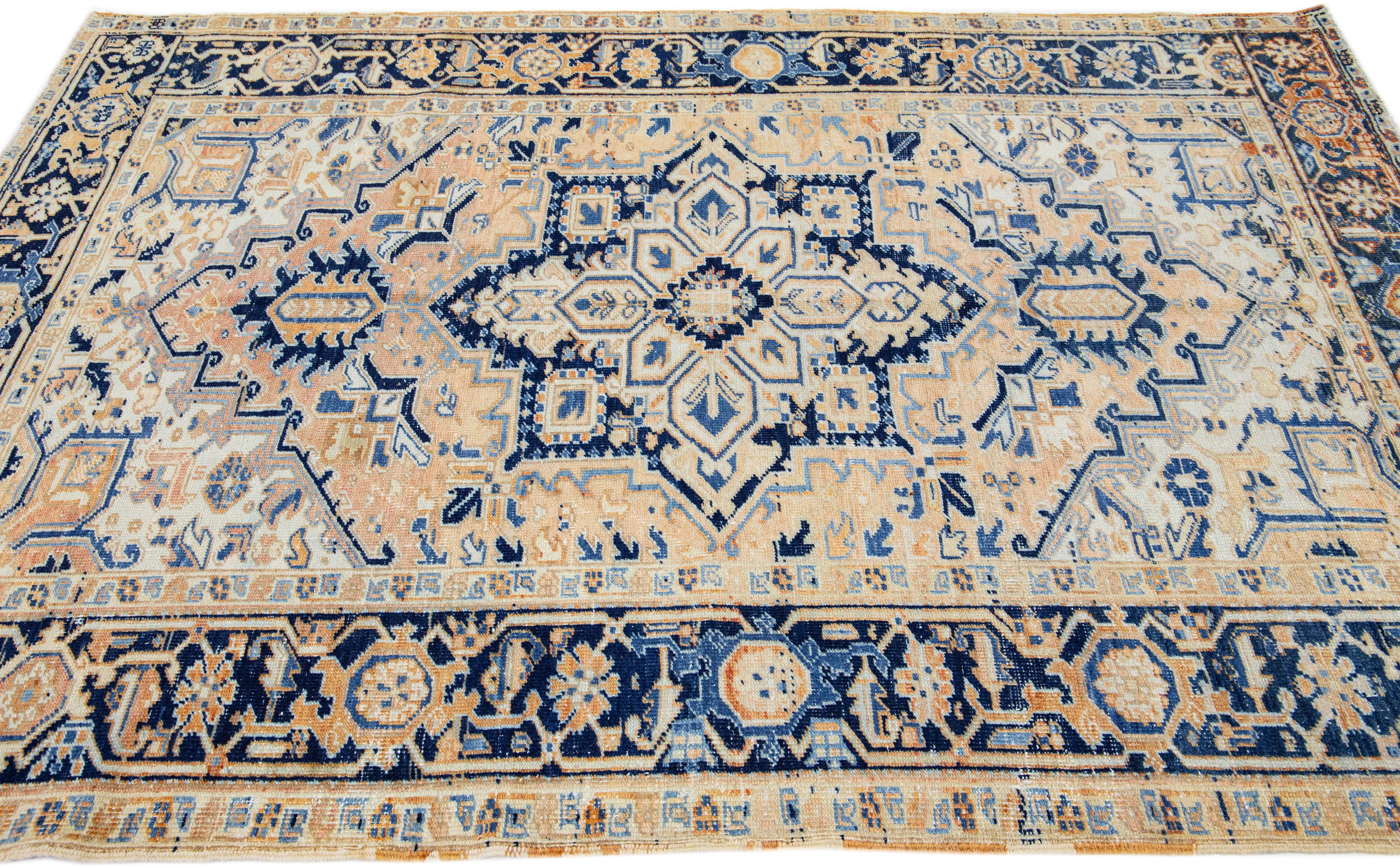 Pfirsichfarbener handgefertigter Heriz-Wollteppich mit Medaillon-Motiv (Persisch) im Angebot