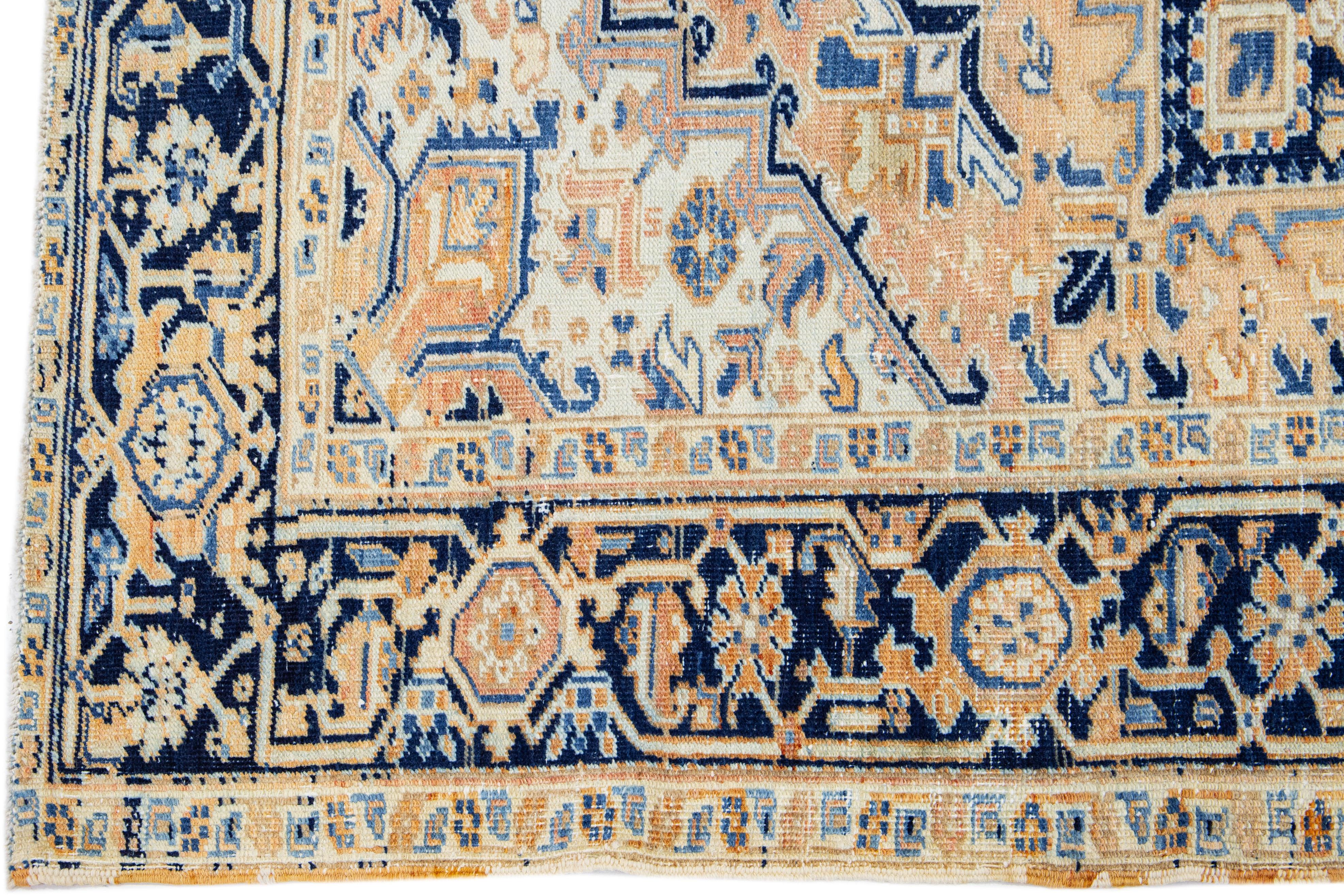 Pfirsichfarbener handgefertigter Heriz-Wollteppich mit Medaillon-Motiv (Handgeknüpft) im Angebot