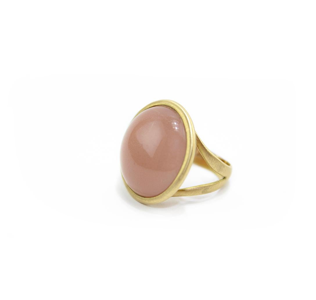 Elegant ring in 18kt satin yellow gold and peach moonstone cabochon. 
Peach moonstone ct. 20,5
Satin yellow Gold g. 5,5
Size 13 ita (6.5 us) (53 fr) - other size on request
