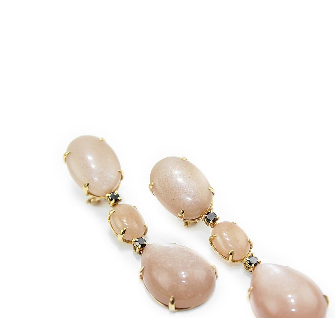 A very elegant pair of earrings in peach moonstone, black diamonds and 18kt pink gold 
Pink Gold g. 5.6
Peach moonstone ct. 51.5
Black Diamonds ct. 0,28
