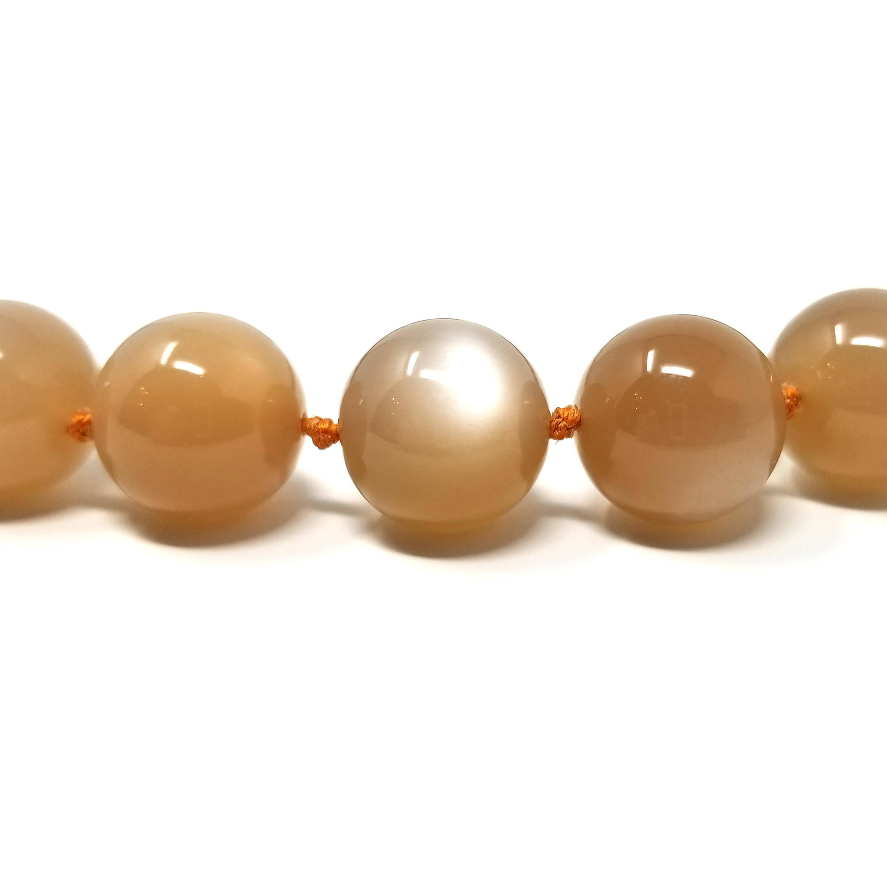 Halskette aus pfirsichfarbenem Mondstein und 18 Karat Perlen von Cynthia Scott im Zustand „Neu“ im Angebot in Logan, UT