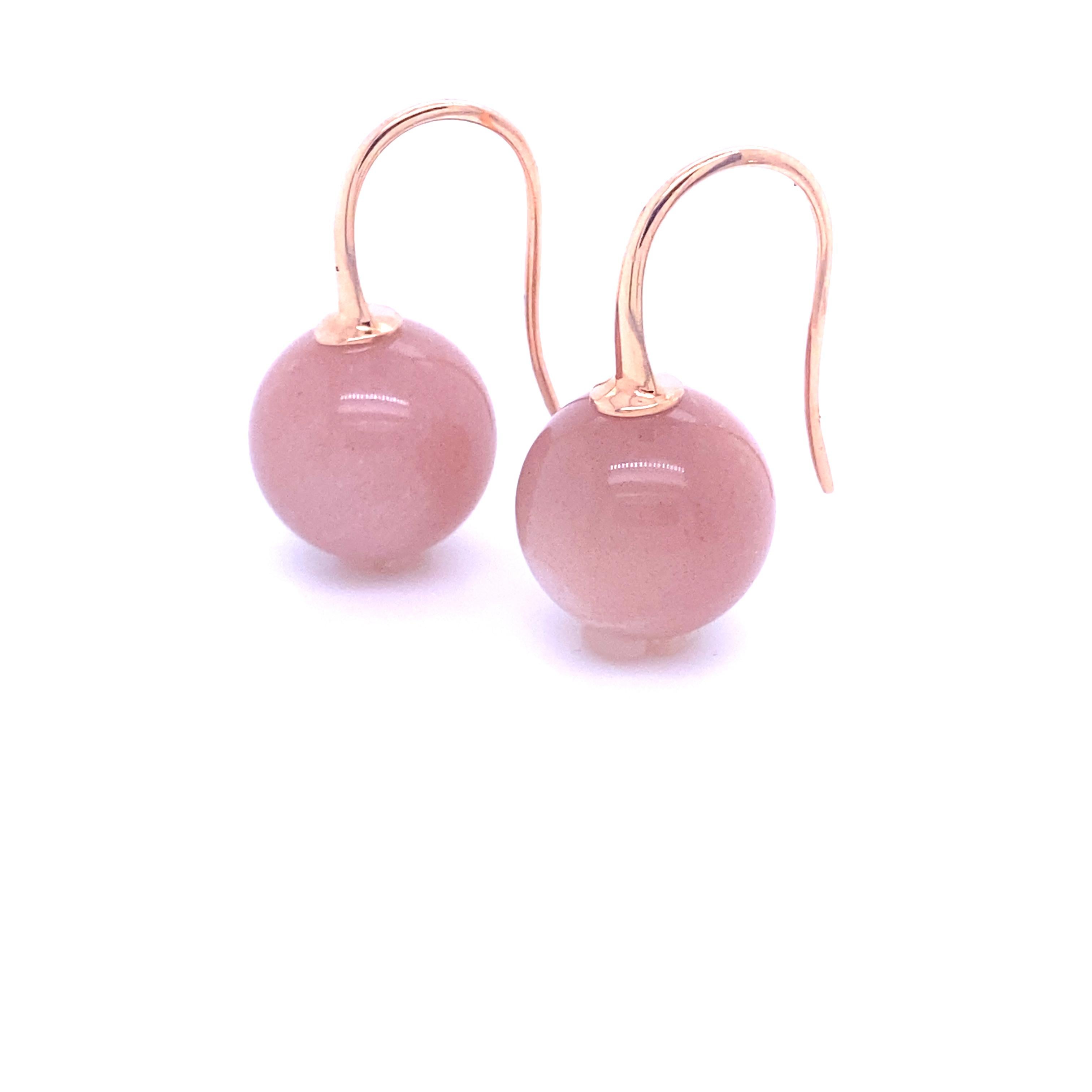 Discover these beautiful 18-carat pink gold dangling earrings, adorned with a peach moonstone. These earrings are both elegant and easy to wear, adding a touch of charm and softness to your look.

Peach moonstone is known for its soothing and