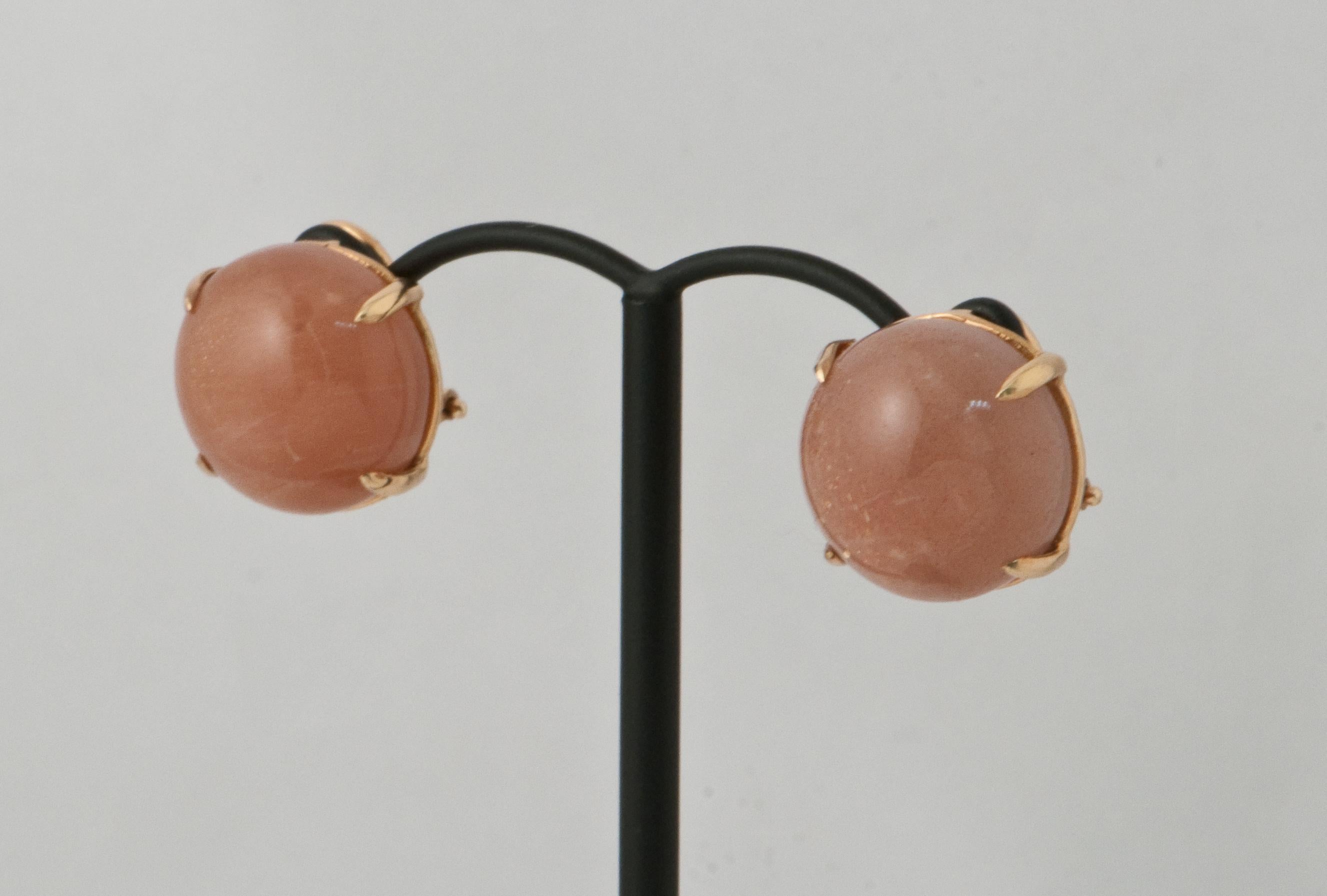 Peach Moonstone Shape round on Rose Gold Stud Earring.
Discover This Moostone shape Round on Rose Gold 18 kt
Stud Earring 
Diameter 1.4cm