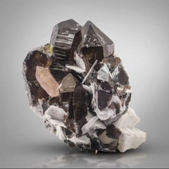 Cristallo tabulare di morganite color pesca su quarzo fumé con albite dall'Afghanistan