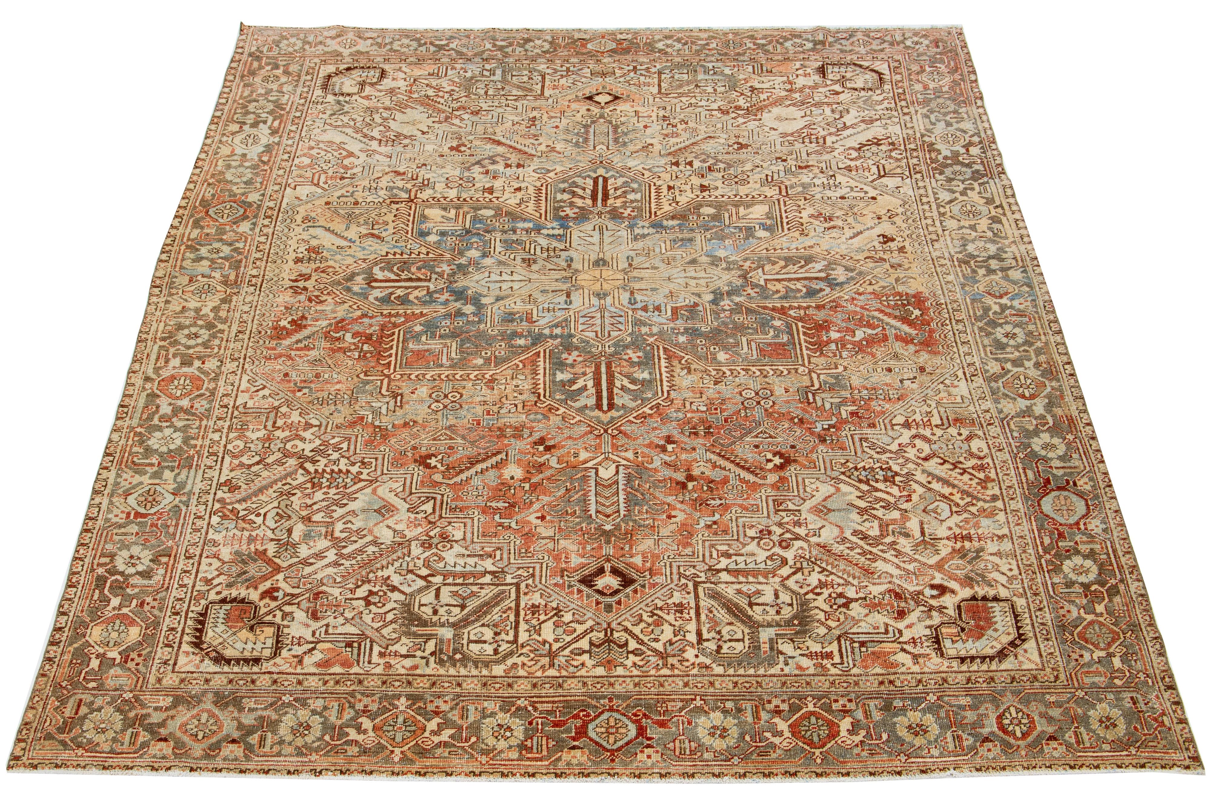Dieser antike persische Heriz-Teppich zeichnet sich durch ein fesselndes Allover-Muster mit Blau-, Rost-, Braun- und Elfenbeinschattierungen auf einem pfirsichfarbenen Feld aus. Es wird aus Wolle handgeknüpft.

Dieser Teppich misst 8'8' x