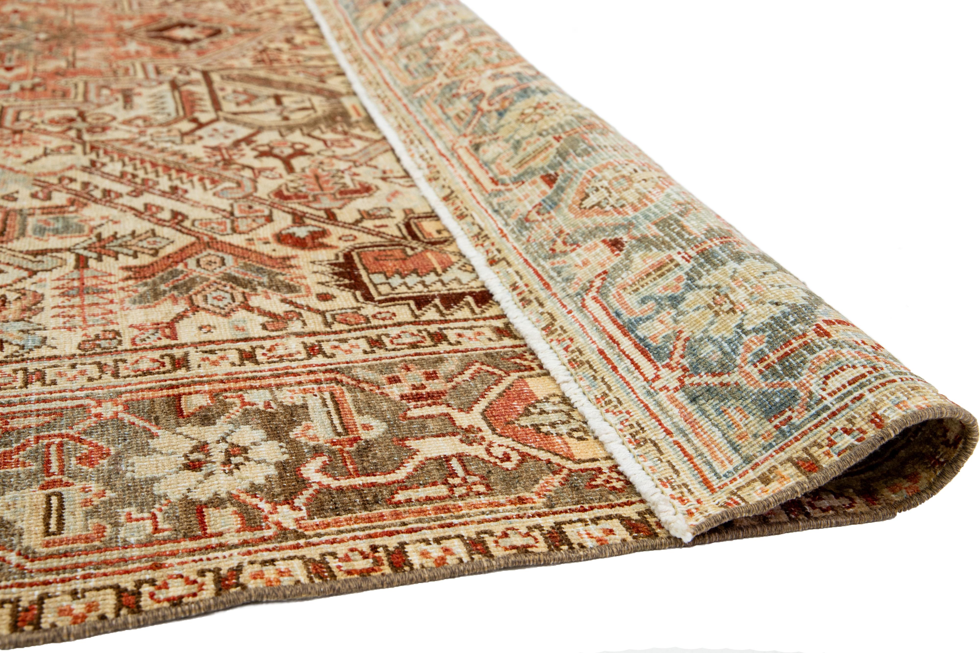 Pfirsich Persisch Heriz Antike Wolle Teppich mit einem Medaillon-Motiv aus den 1920er Jahren (Heriz Serapi) im Angebot