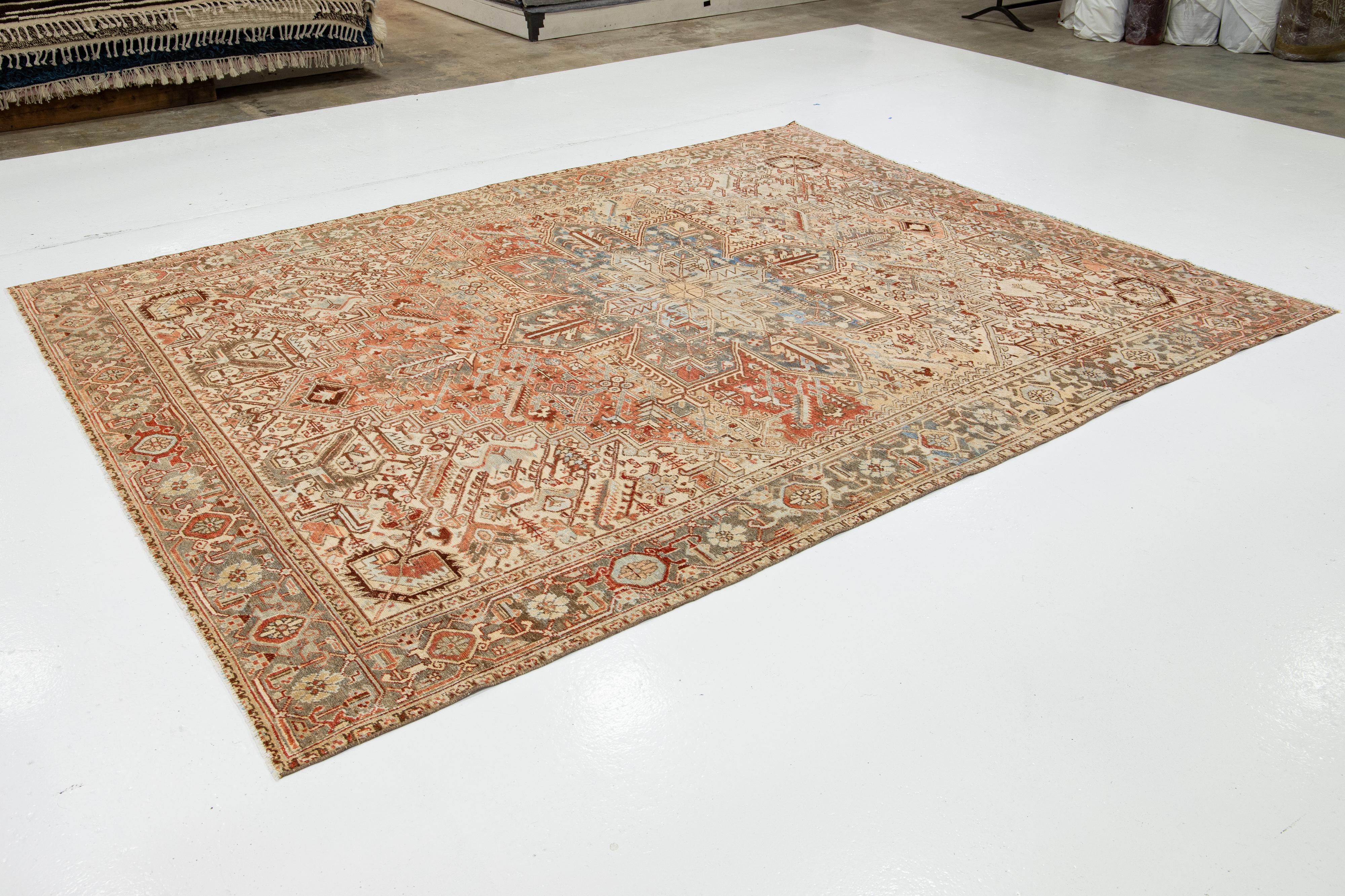 Pfirsich Persisch Heriz Antike Wolle Teppich mit einem Medaillon-Motiv aus den 1920er Jahren im Zustand „Hervorragend“ im Angebot in Norwalk, CT