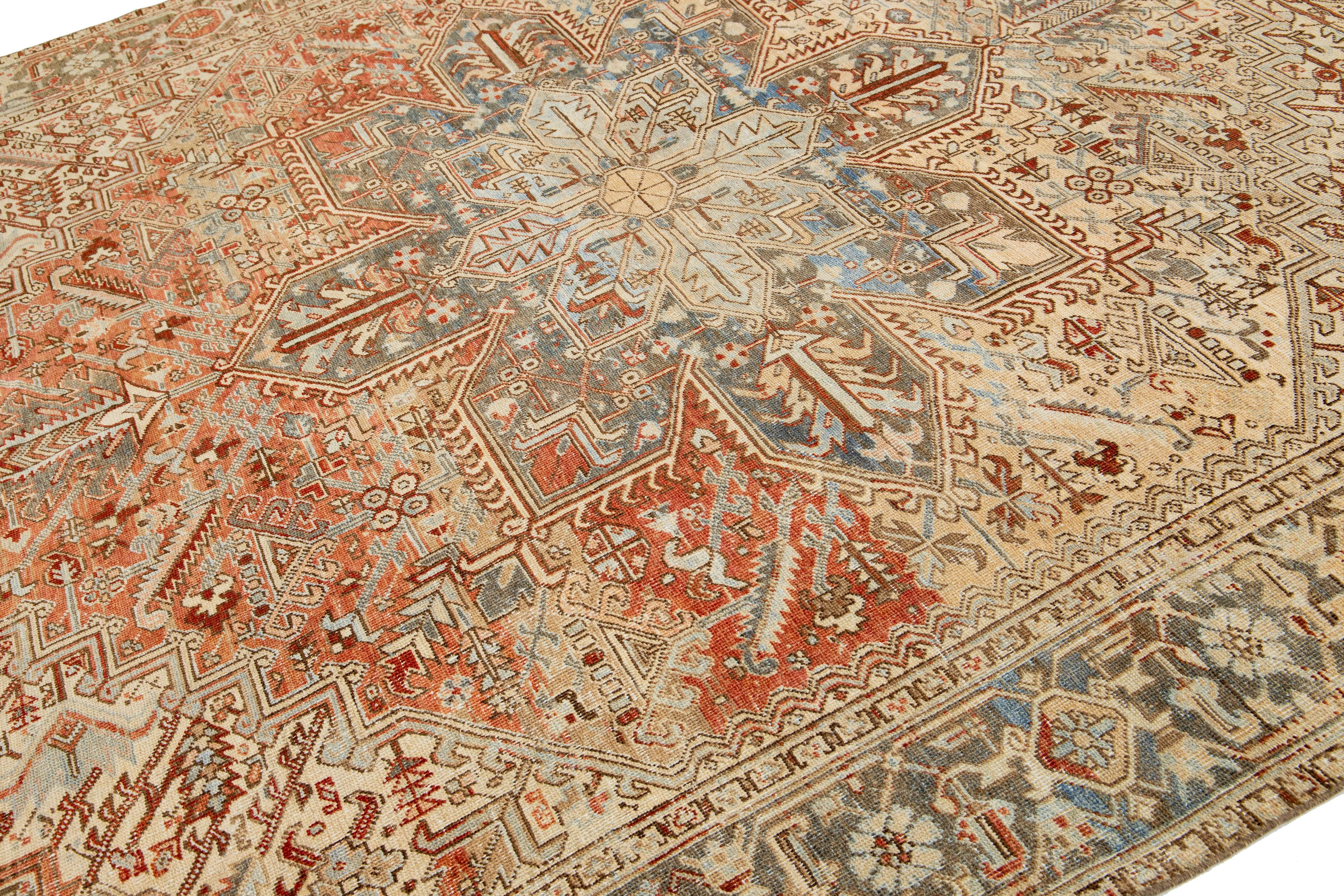 Pfirsich Persisch Heriz Antike Wolle Teppich mit einem Medaillon-Motiv aus den 1920er Jahren im Angebot 1