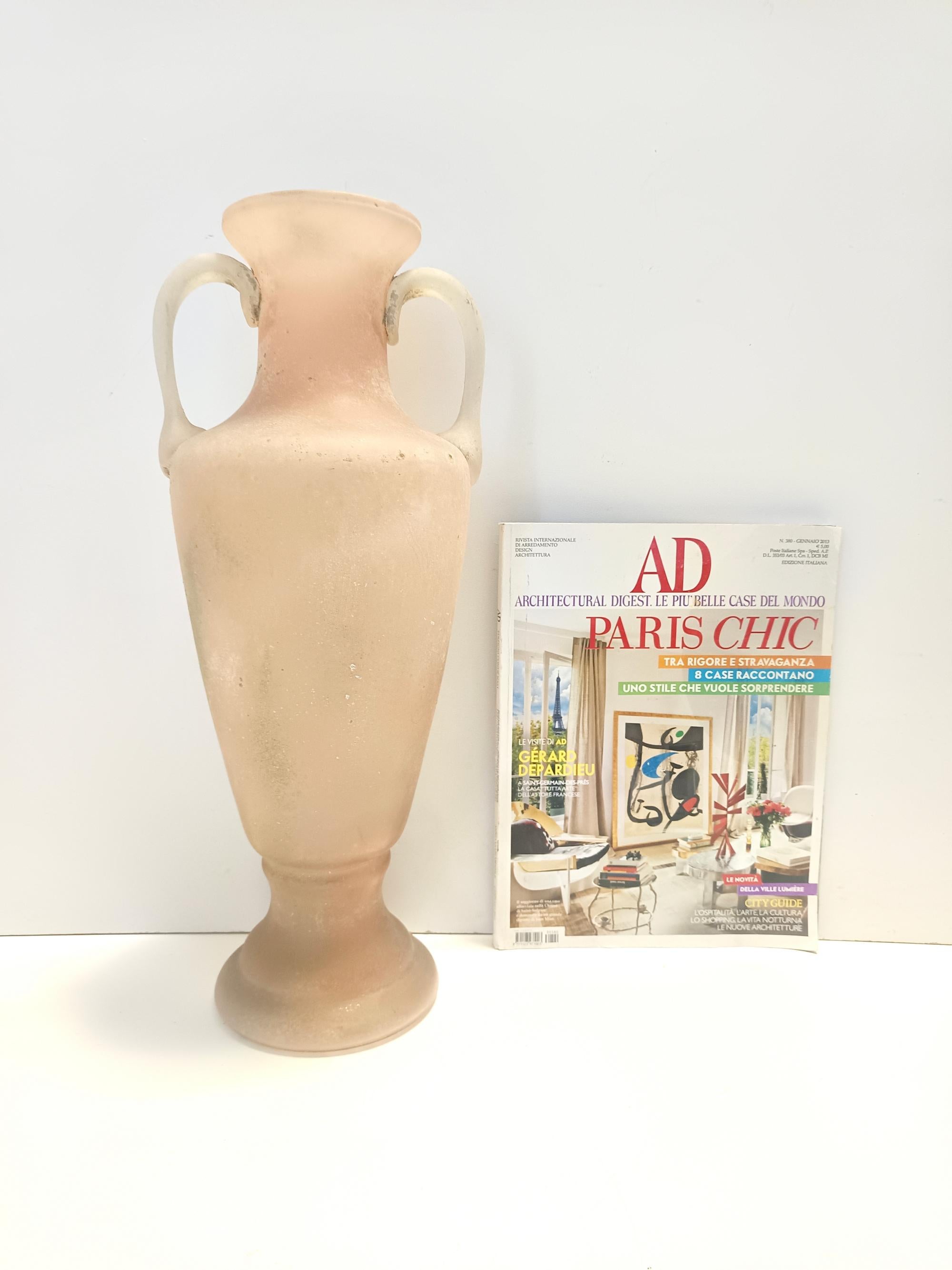 Mid-Century moderno Vaso ad anfora in vetro Scavo rosa pesca e bianco, attribuito a Seguso, Italia in vendita