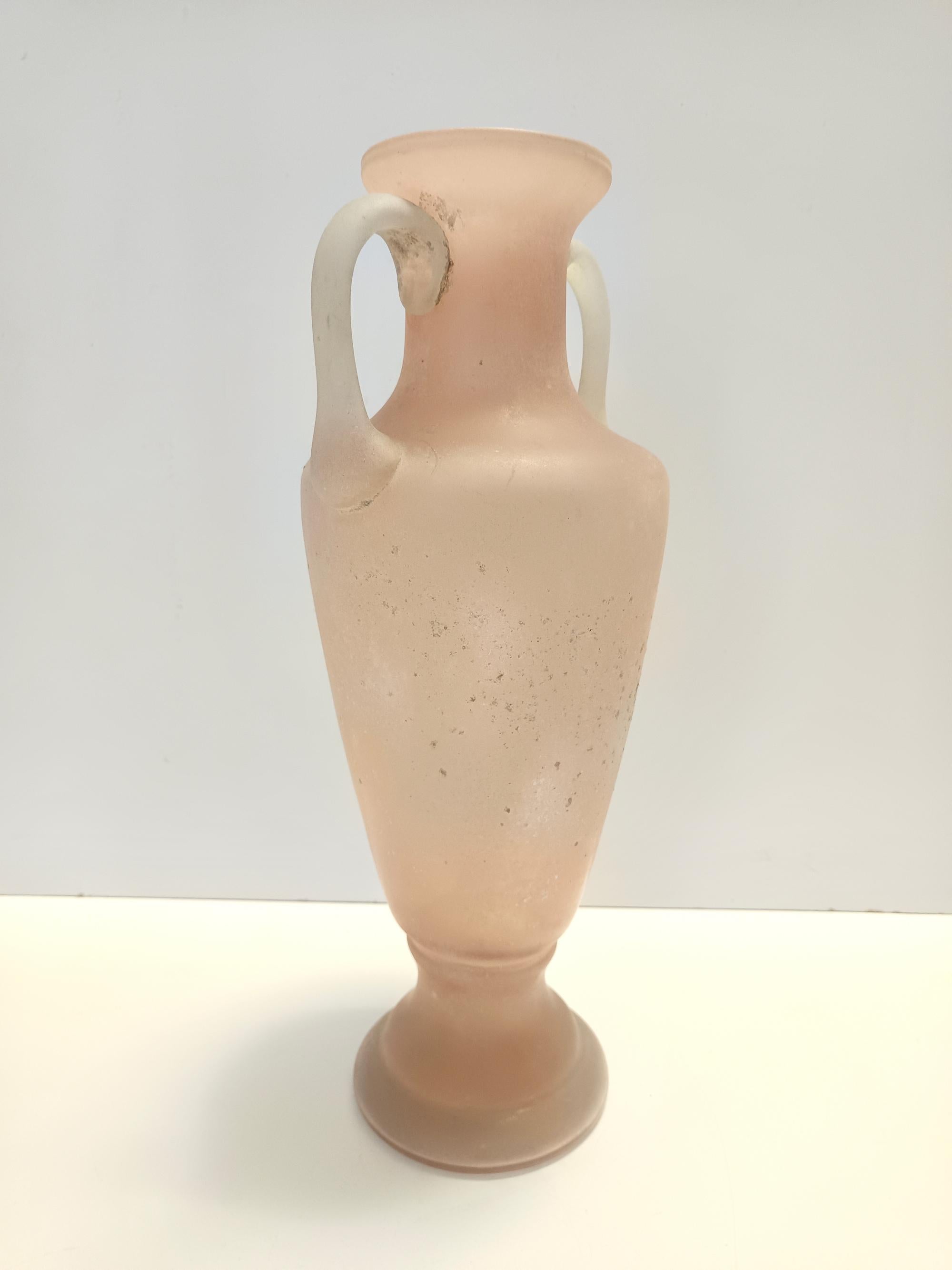 Italiano Vaso ad anfora in vetro Scavo rosa pesca e bianco, attribuito a Seguso, Italia in vendita