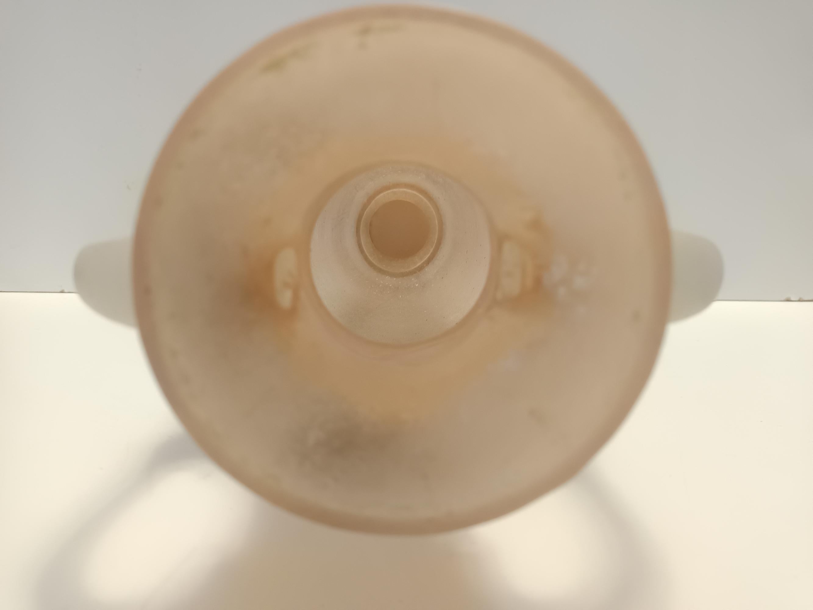 Metà XX secolo Vaso ad anfora in vetro Scavo rosa pesca e bianco, attribuito a Seguso, Italia in vendita