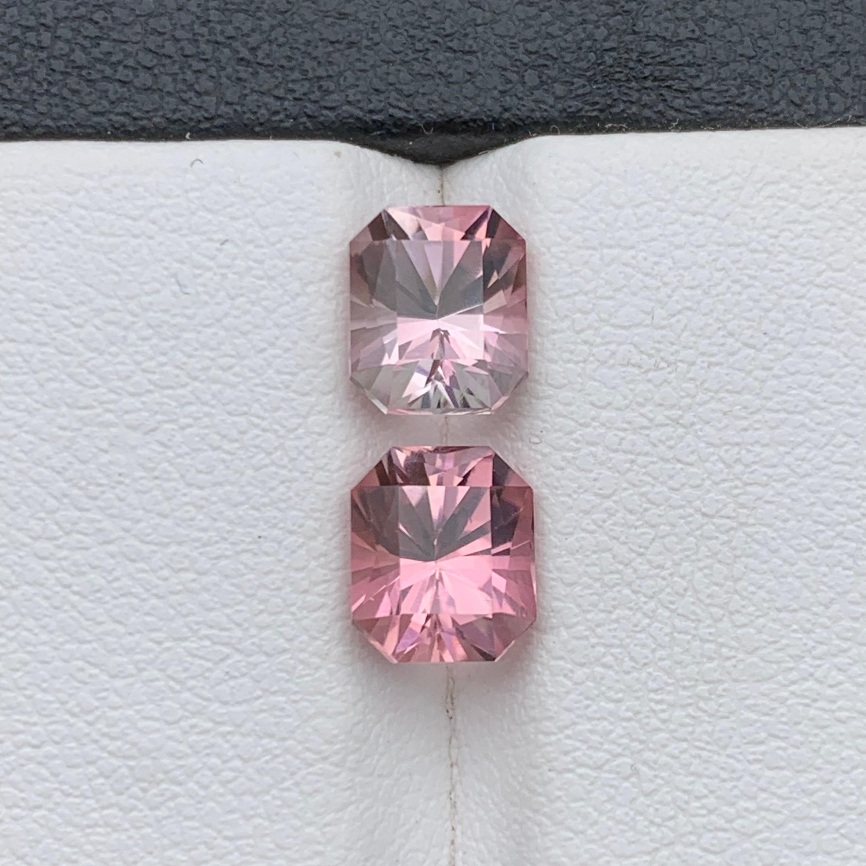 EDELSTEIN-TYP: Turmalin
STÜCK(E): 2
GEWICHT: 3,80 Karat
FORM: Achteckiger Smaragdschliff
GRÖSSE (MM): 
1,95 Ct: 7,59 x 6,40 x 5,64
1.85 Ct: 7,59 x 6,44 x 5,47
FARBE: Rosa und pfirsichfarbenes Hellrosa
KLARHEIT: Sauberes Auge
BEHANDLUNG: