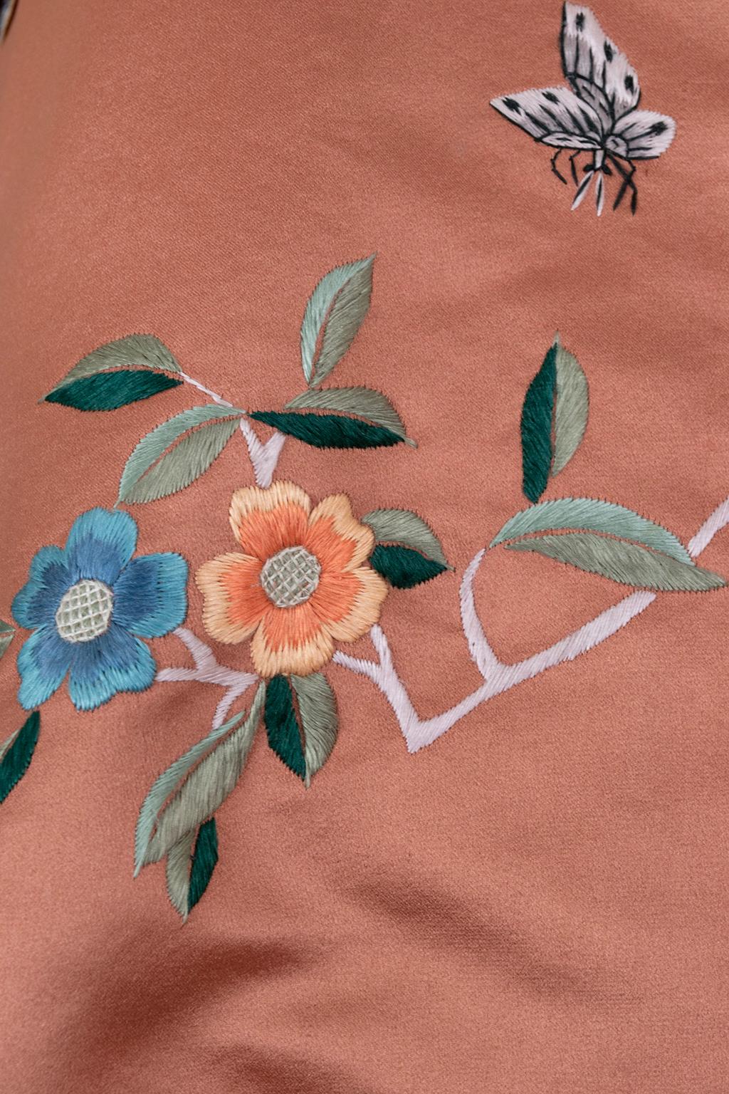 Peach Silk Blossom Butterfly Embroidered Cheongsam Tang Hanfu Jacket – M, 1950s For Sale 10