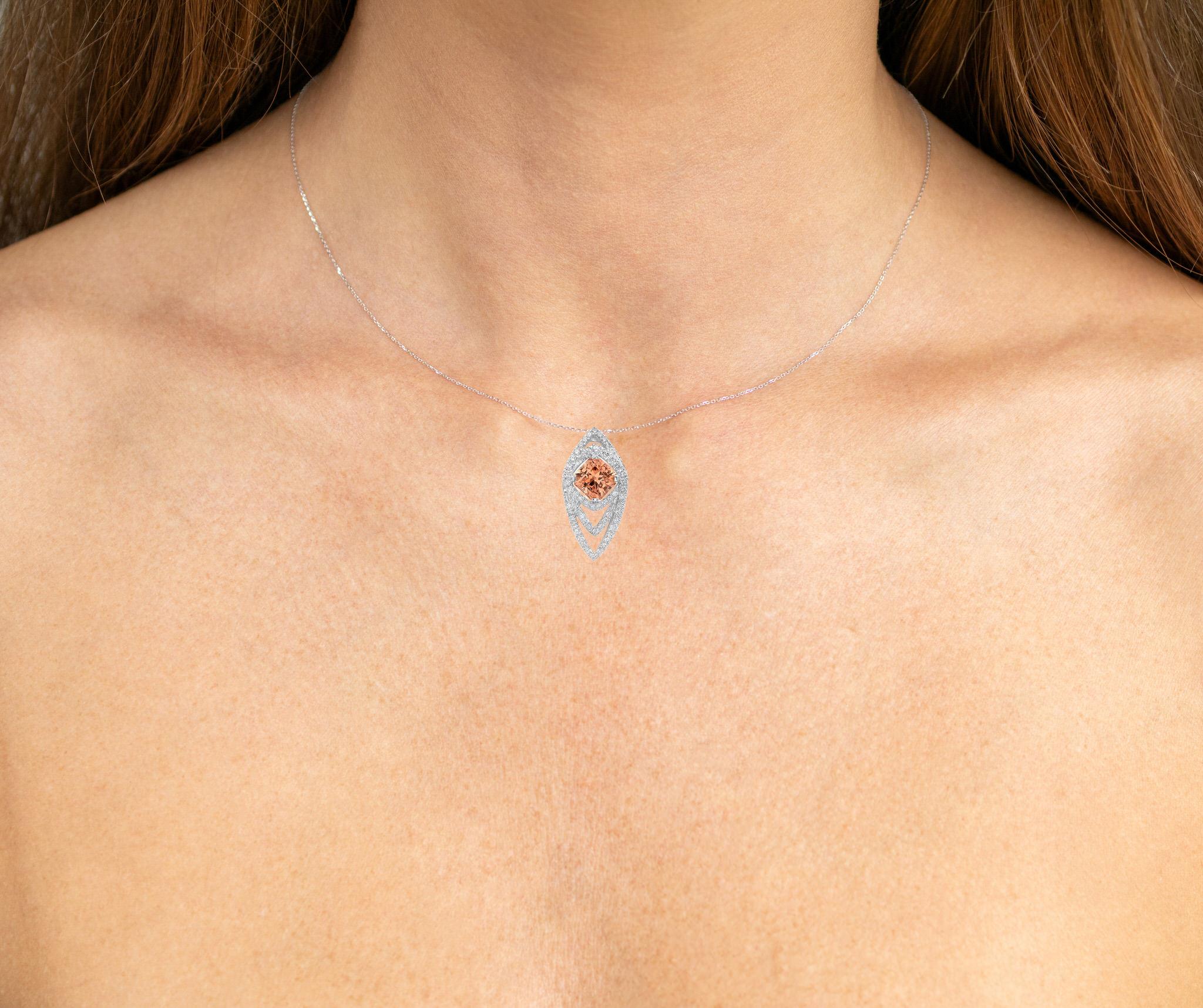 Viene fornito con la valutazione gemmologica GG/AJP.
Tutte le gemme sono naturali
Tormalina Peach = 1,98 carati
75 diamanti = 1,02 carati
(Colore: G, Chiarezza: VS)
Metallo: Oro bianco 18 carati
Dimensioni: 28 x 14 mm
Lunghezza della collana: 16