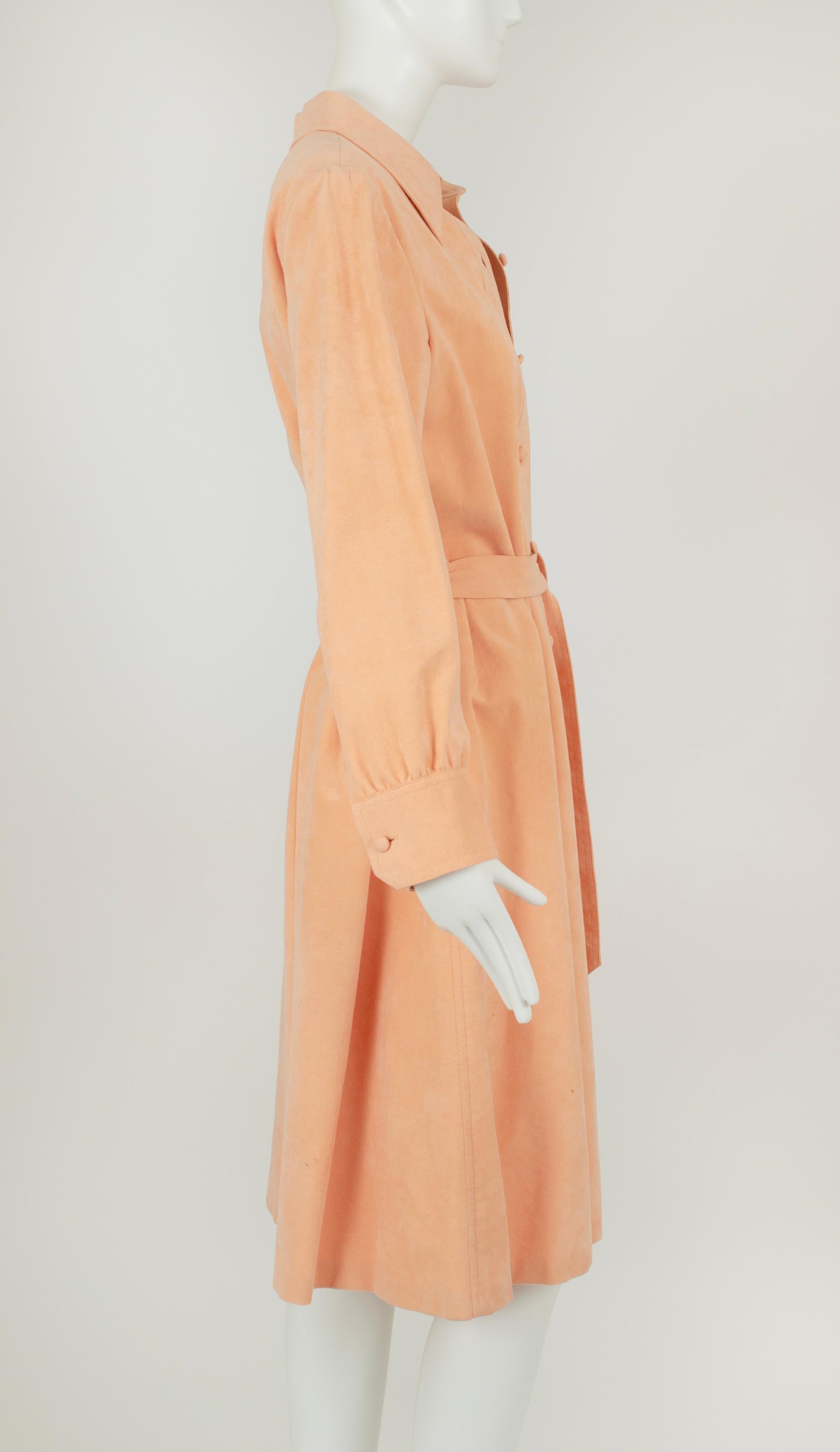 Abito camicia con cintura in Ultrasuede color pesca con tasche nascoste - M.L.A., anni '70 In condizioni buone in vendita a Tucson, AZ