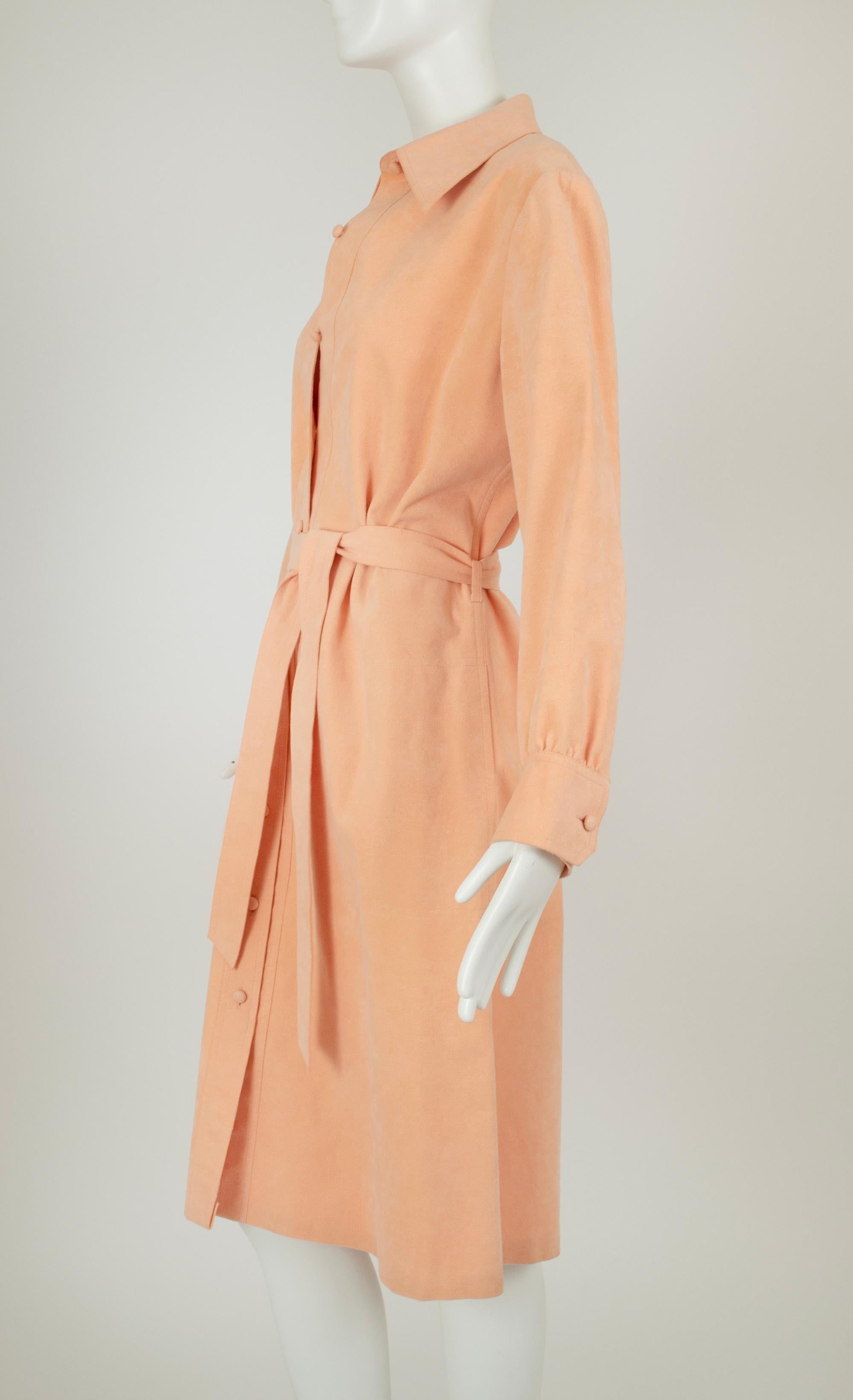 Donna Abito camicia con cintura in Ultrasuede color pesca con tasche nascoste - M.L.A., anni '70 in vendita