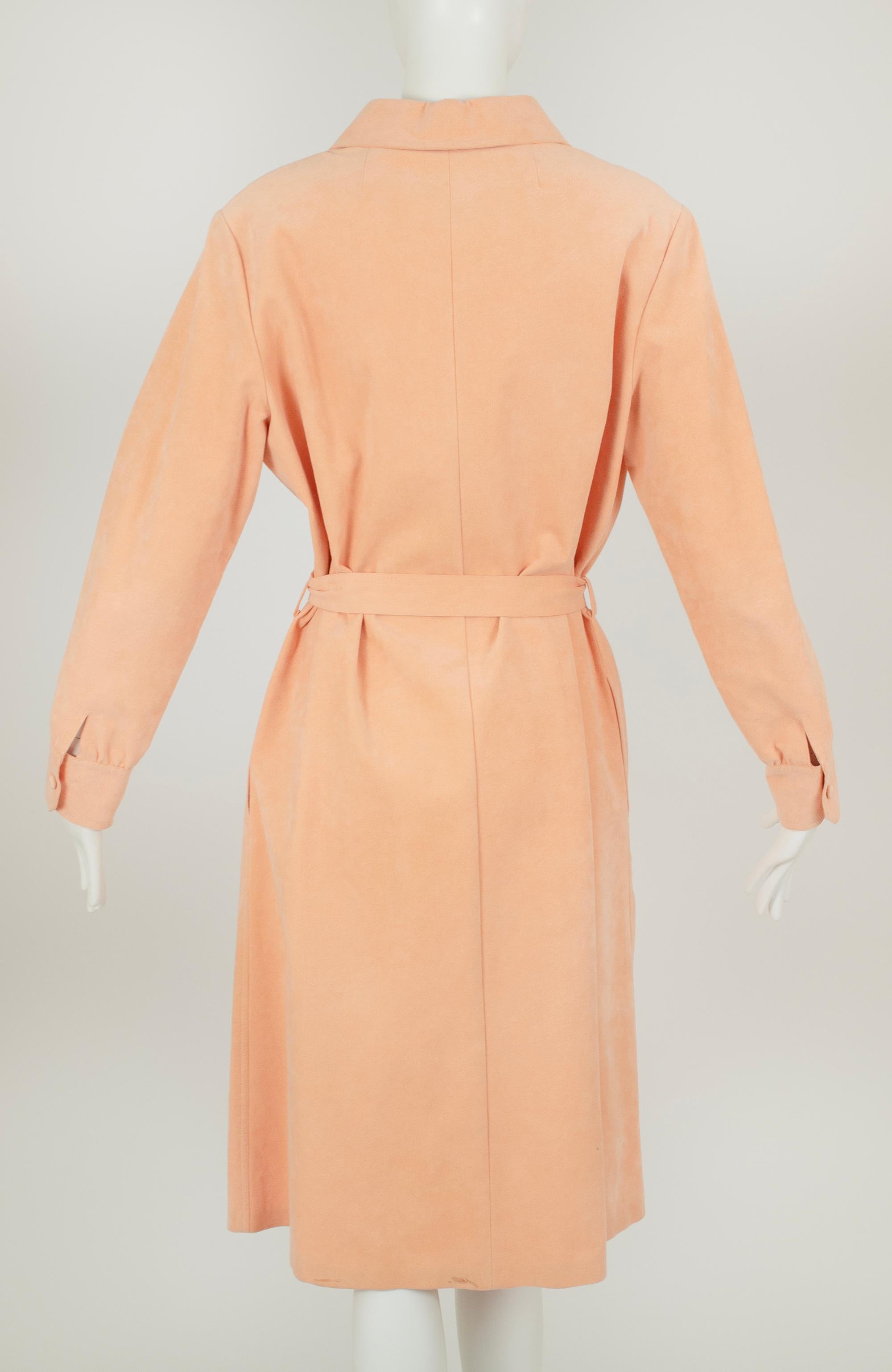 Abito camicia con cintura in Ultrasuede color pesca con tasche nascoste - M.L.A., anni '70 in vendita 1