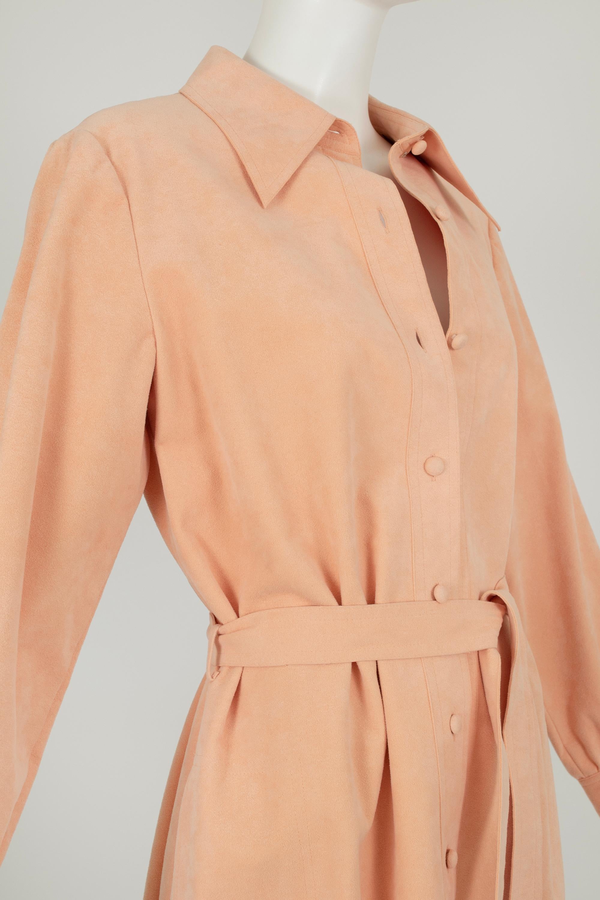 Abito camicia con cintura in Ultrasuede color pesca con tasche nascoste - M.L.A., anni '70 in vendita 2