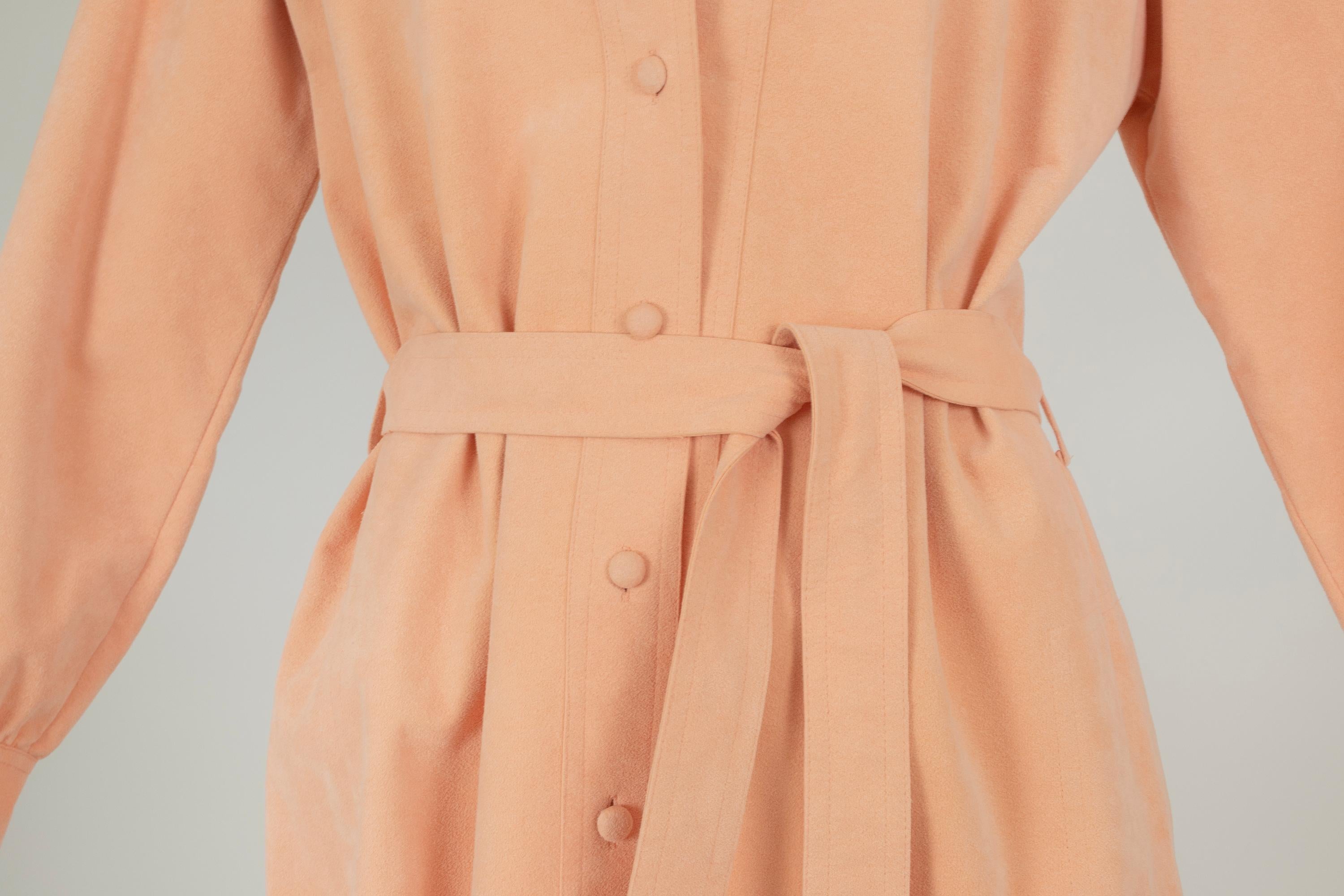 Abito camicia con cintura in Ultrasuede color pesca con tasche nascoste - M.L.A., anni '70 in vendita 3