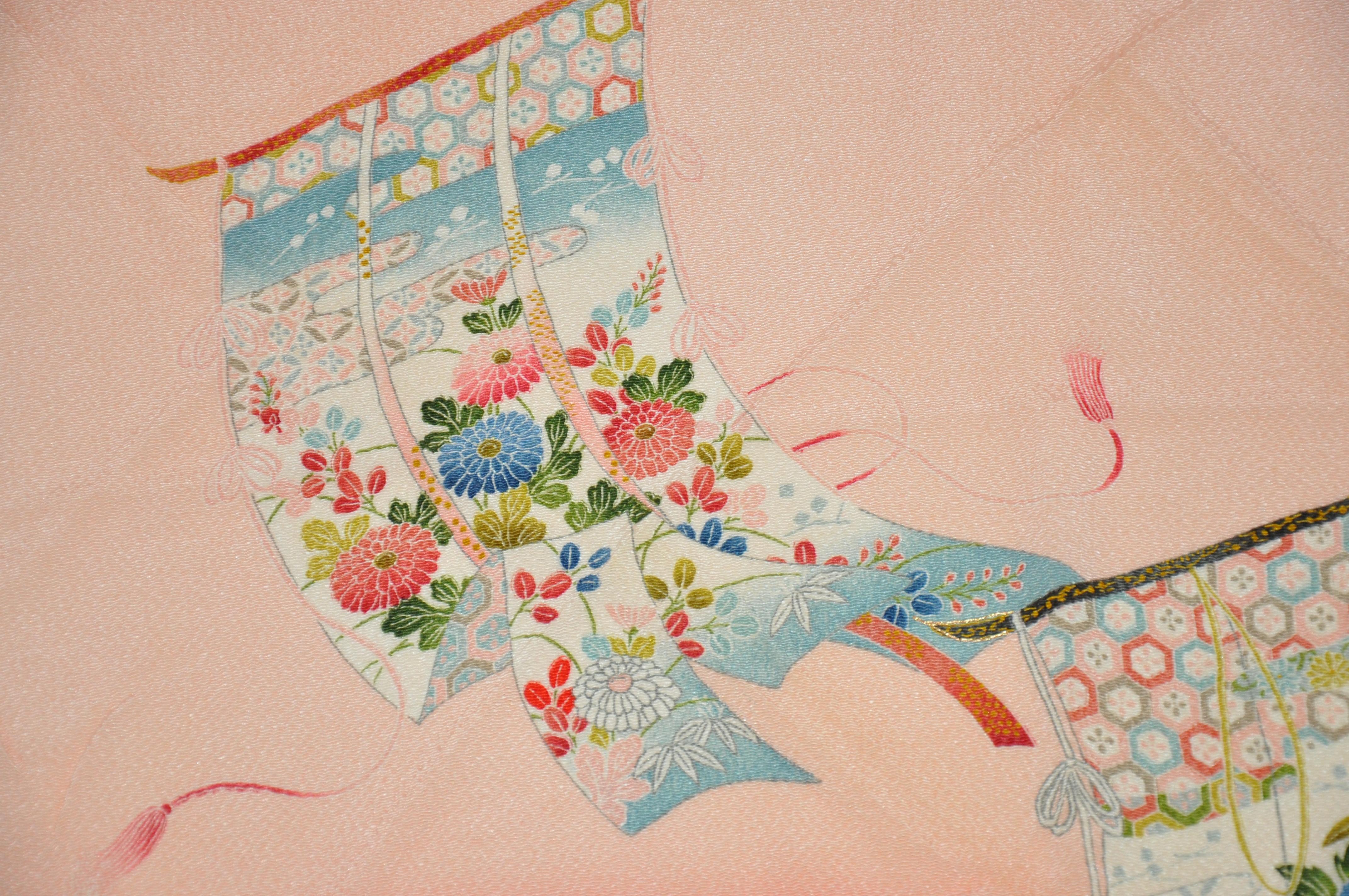      This wonderfully detailed hand-painted Peaches & Cream Japanese 