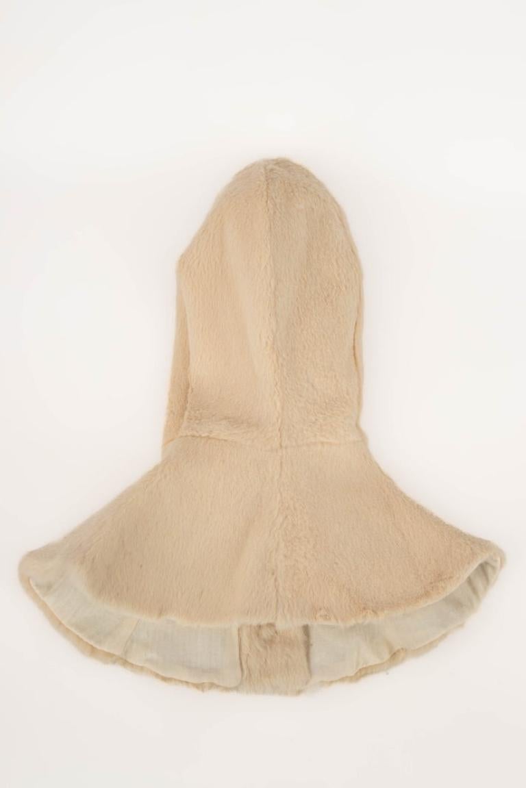 PEACHOO + KREJBERG - (Made in Italy) Beige rabbit hood with a cotton lining. Fastening with three press studs. Size S.

Additional information:
Condition: Very good condition
Dimensions: Size S

Seller Reference: ACC197

