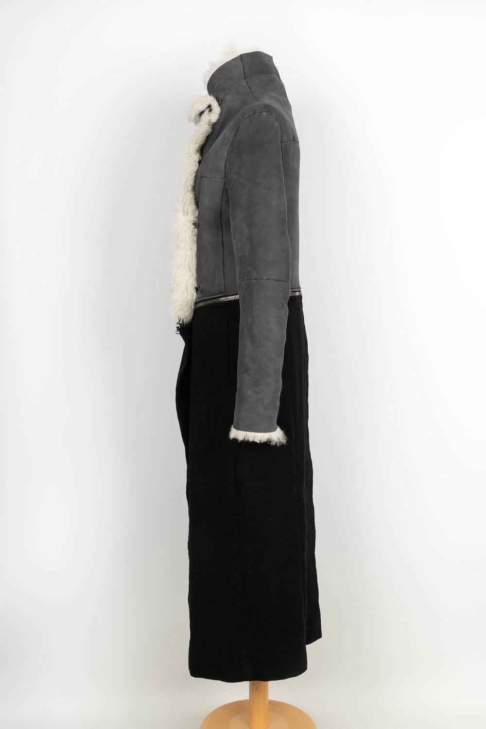Peachoo + Krejberg - (Made in Italy) Mantel aus Leder und Wolle. Der untere Teil kann mit einem Reißverschluss zu einer Jacke umfunktioniert werden. Größe S.

Zusätzliche Informationen:
Zustand: Sehr guter Zustand
Abmessungen: Schulterbreite: 45 cm