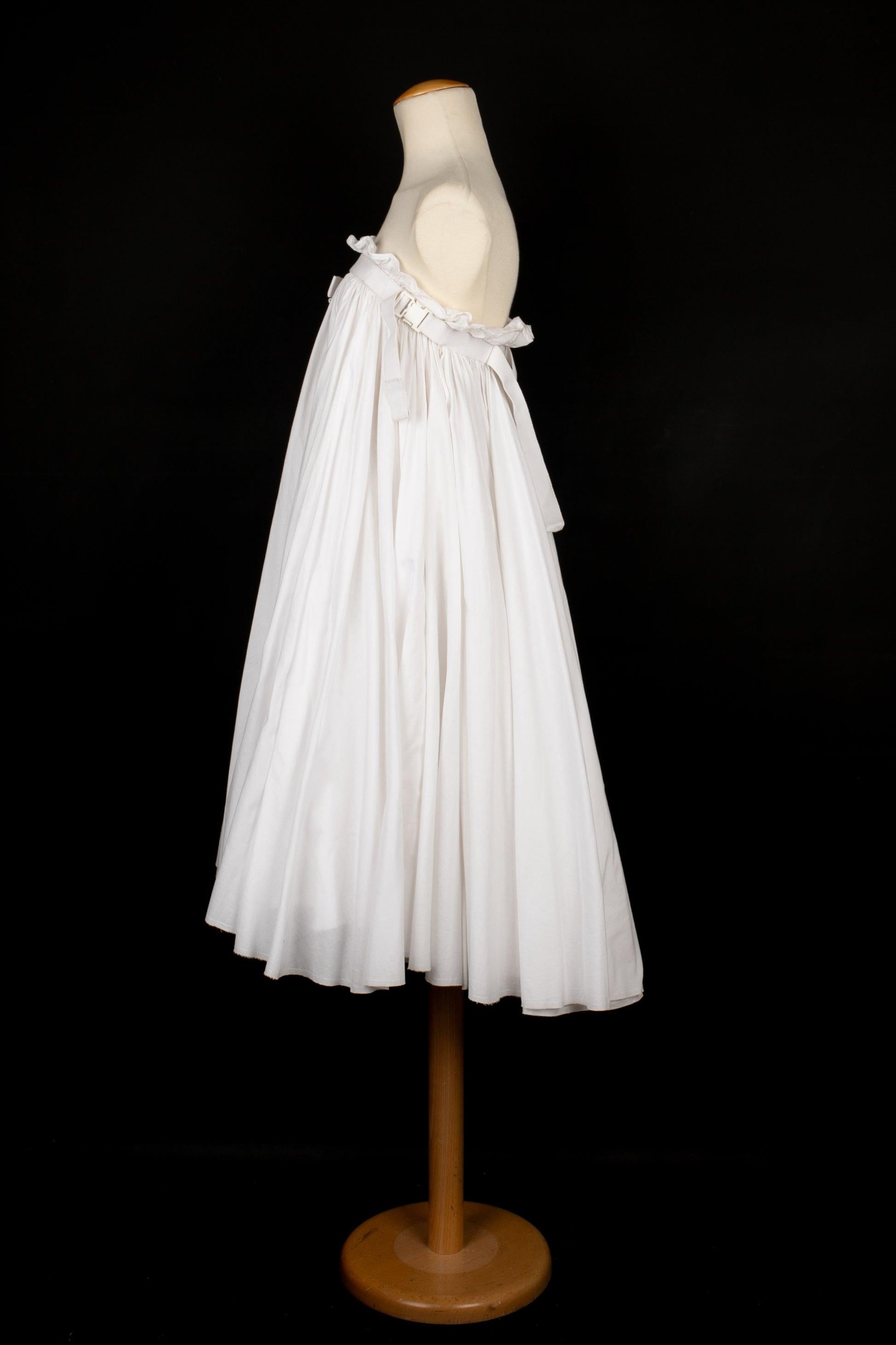 Peachoo + Krejberg - Weißer Parachute-Rock. Keine Größenangabe, es passt eine 36FR/38FR. Es kann auch als Kleid getragen werden.

Zusätzliche Informationen:
Zustand: Guter Zustand
Abmessungen: Taille: 35 cm - Länge: 85 cm

Sellers Referenz: FJ88