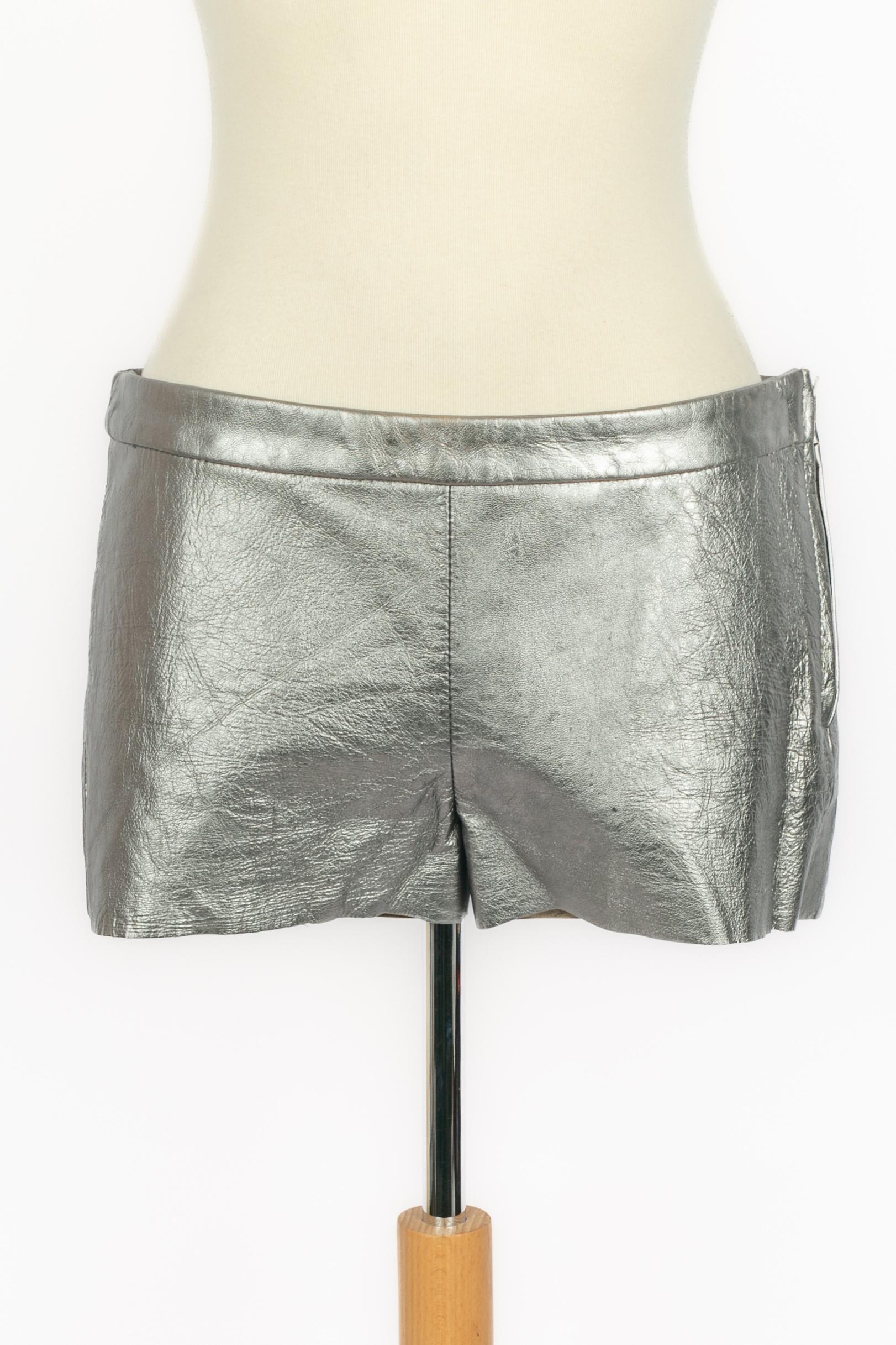 PEACHOO + KREJBERG - Short en cuir argenté. Taille 36FR.

Condit :
Très bon état.

Dimensions :
Taille : 38 cm - Longueur : 23 cm

SKU:FJ84


