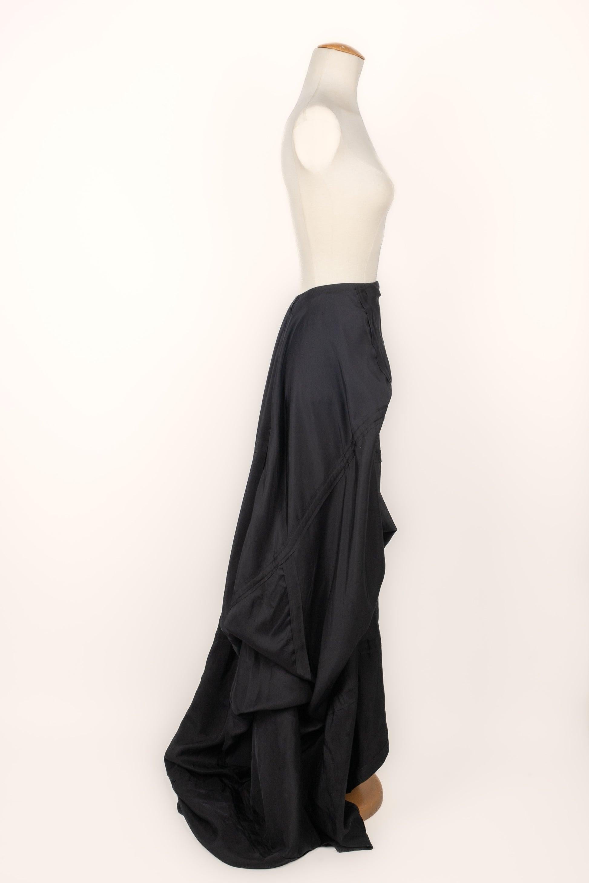 Peachoo + Krejberg - Falda globo larga negra. No se indica la talla, se ajusta a una 36FR.

Más información:
Estado: Muy buen estado
Dimensiones: Cintura: 36 cm - Longitud: 125 cm

Referencia del vendedor: FJ110