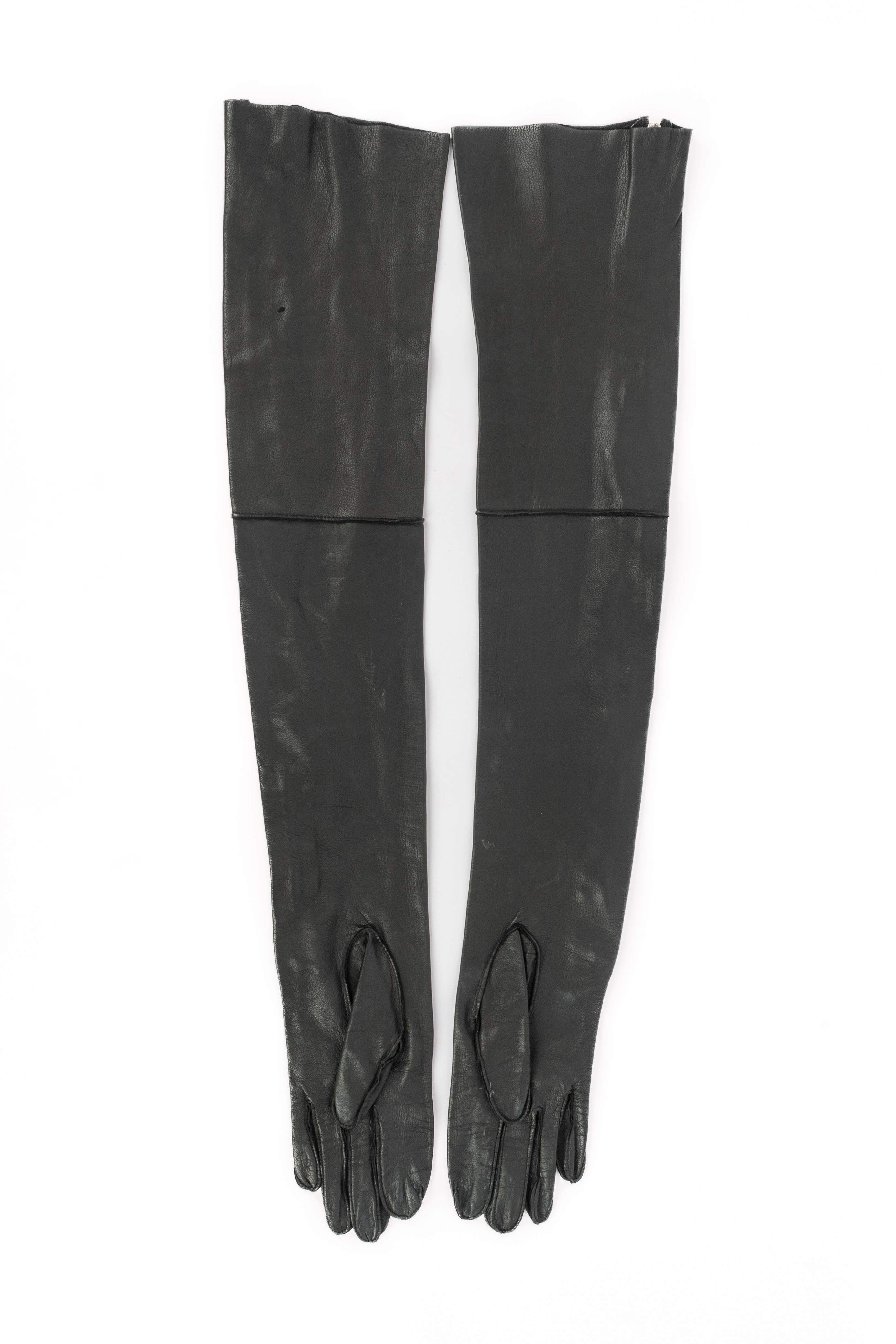 PEACHOO+KREJBERG - Guanti lunghi in pelle nera.

Condizioni:
Buono stato

Dimensioni:
Lunghezza: 67 cm

SKU:ACC86